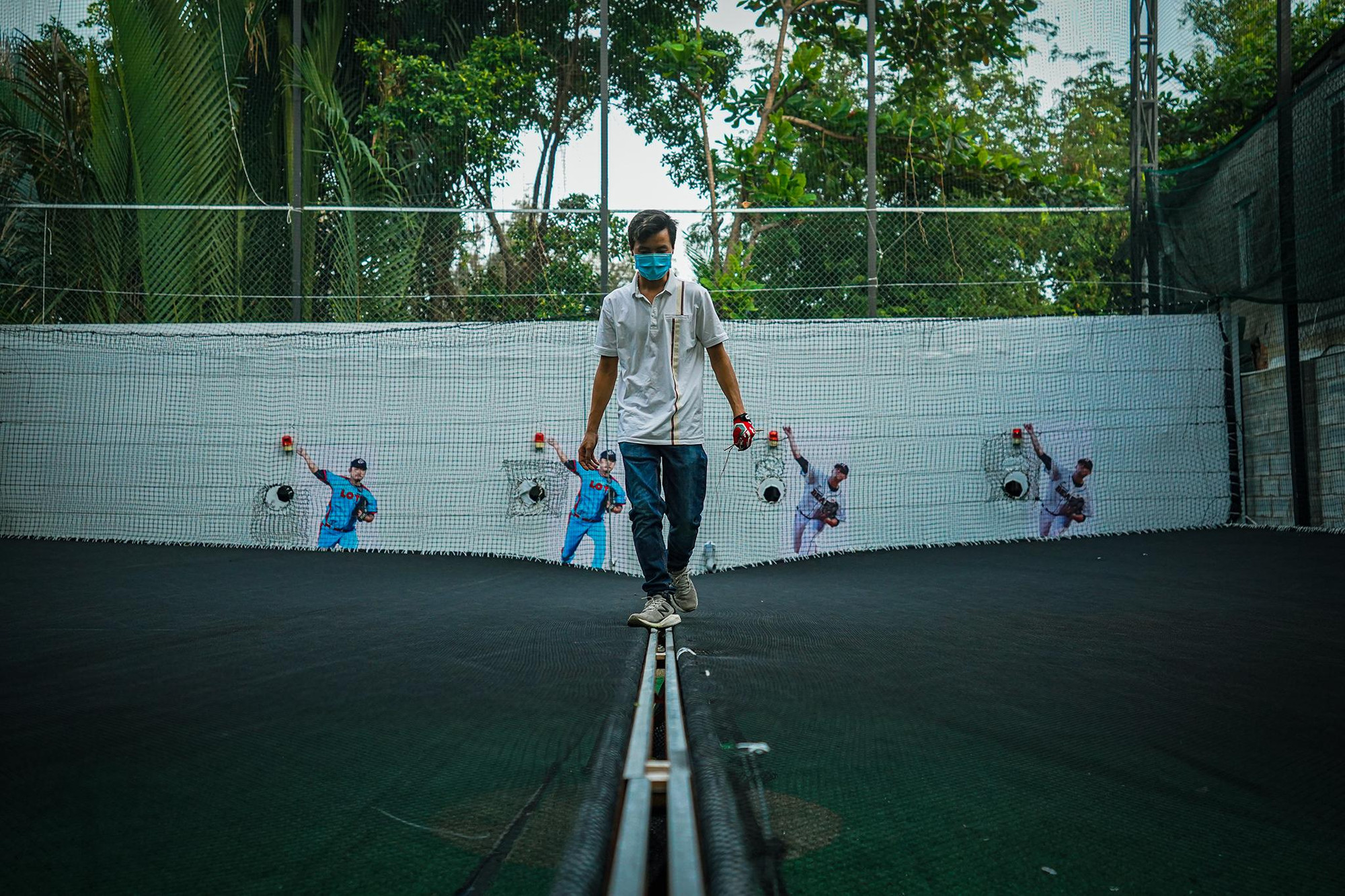 Trước giờ phục vụ khách, nhân viên kỹ thuật sẽ đi kiểm tra bốn máy bắn bóng, hệ thống thu hồi bóng...