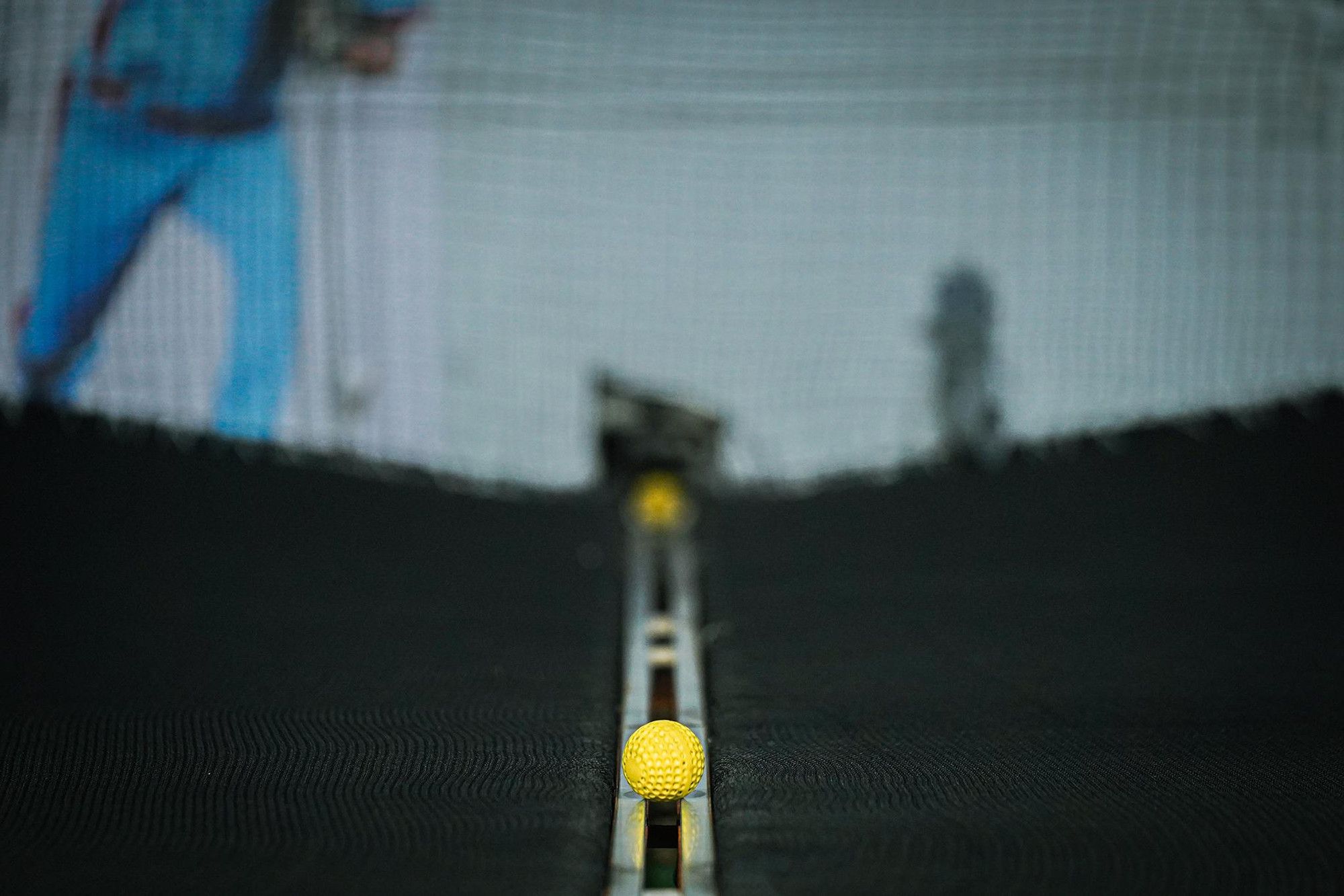 Sân bóng có hệ thống thu và phát bóng tự động. Tất cả bóng đánh ra đều chạy về đường dẫn giữa sân hướng về thiết bị tiếp nhận và phân phối bóng cho bốn máy bắn.