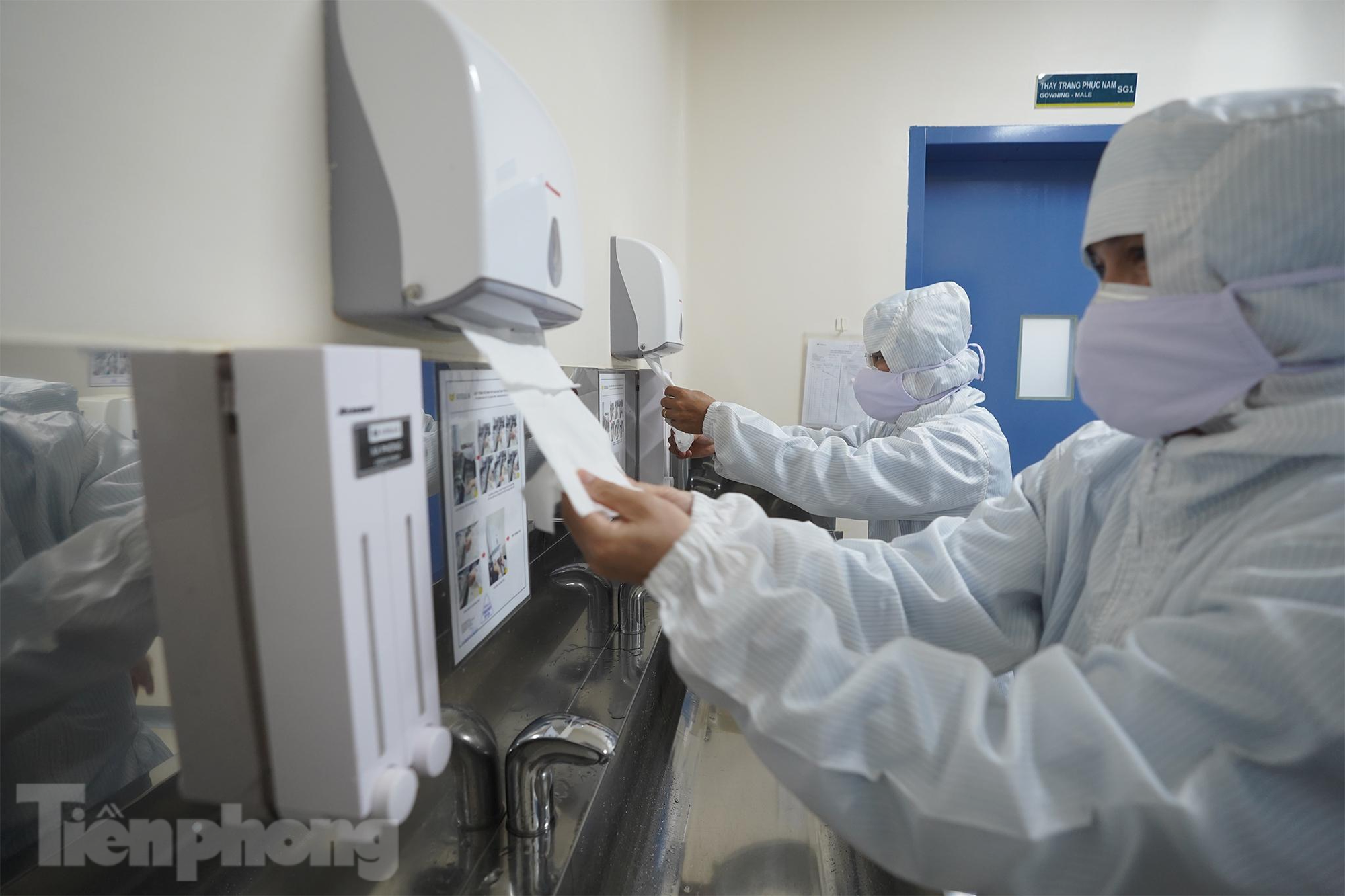 Người vào bên trong phải mặc hai lớp bảo hộ, rửa tay.