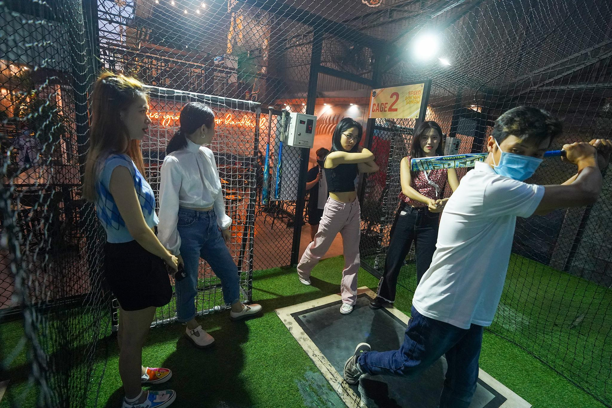 Điều khá lạ là môn này thu hút nhiều bạn nữ tham gia trải nghiệm.