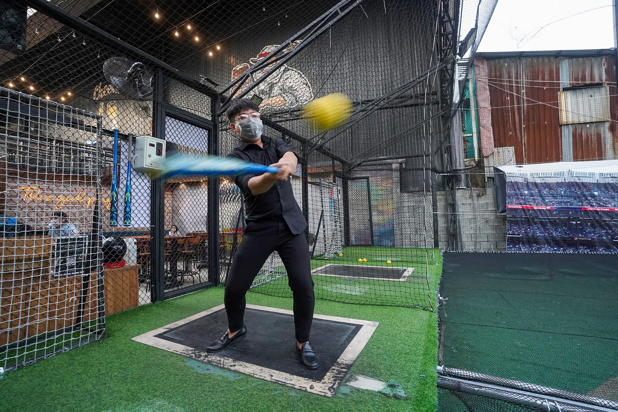 Đến sân từ khá sớm, bạn Nguyễn Thành Đạt, hiện làm công việc pha chế cho biết: “Tôi biết môn này lâu rồi, nhưng dạo gần đây thì mới tập chơi. Cảm giác thích nhất là khi vung gậy và đánh trúng bóng. Xem một số giải đấu ở Hàn Quốc, tôi cảm thấy khá là thích môn này. ”