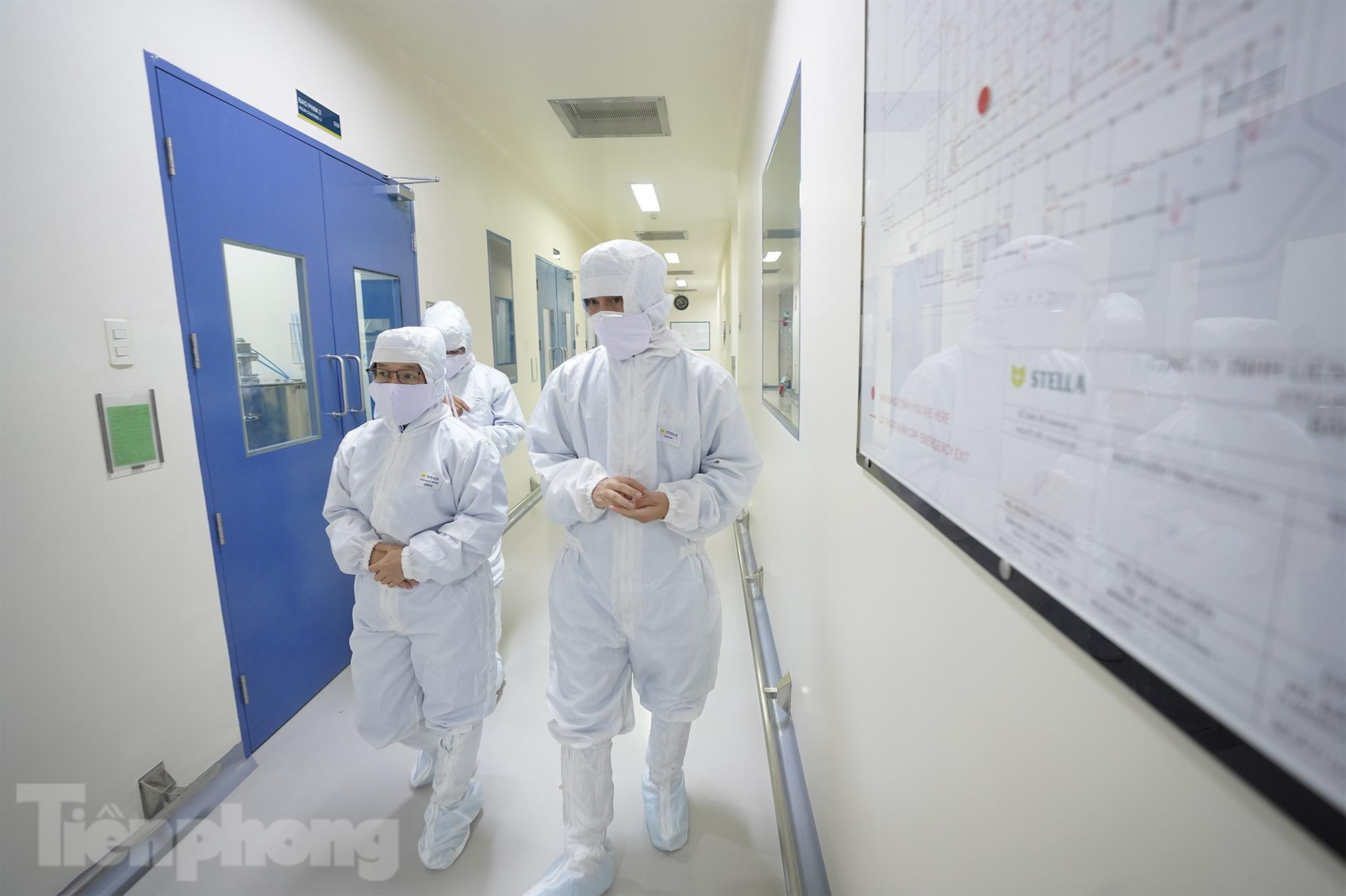 Dược sĩ Thái Ngọc Huỳnh (đeo kính, bên trái), Phó tổng giám đốc phụ trách kỹ thuật công ty.