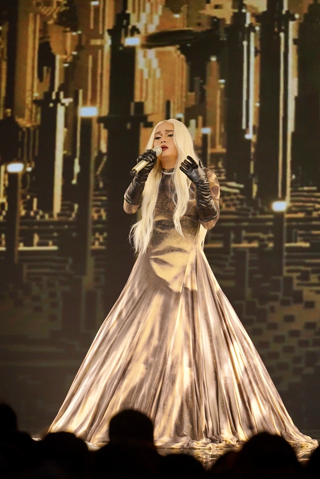 Khi Lê Khoa hát Tình 2000 (Võ Thiện Thanh) tại live show 2 Vietnam Idol, kết quả đã an bài (anh đã bị loại). Vì tổng đài đã đóng trước khi đêm thi diễn ra. Giám khảo đã đúng khi nhận định: "Đáng ra Khoa phải hát bài này từ đêm thi trước". Ảnh: BTC Khi Lê Khoa hát Tình 2000 (Võ Thiện Thanh) tại live show 2 Vietnam Idol, kết quả đã an bài (anh đã bị loại). Vì tổng đài đã đóng trước khi đêm thi diễn ra. Giám khảo đã đúng khi nhận định: "Đáng ra Khoa phải hát bài này từ đêm thi trước". Ảnh: BTC