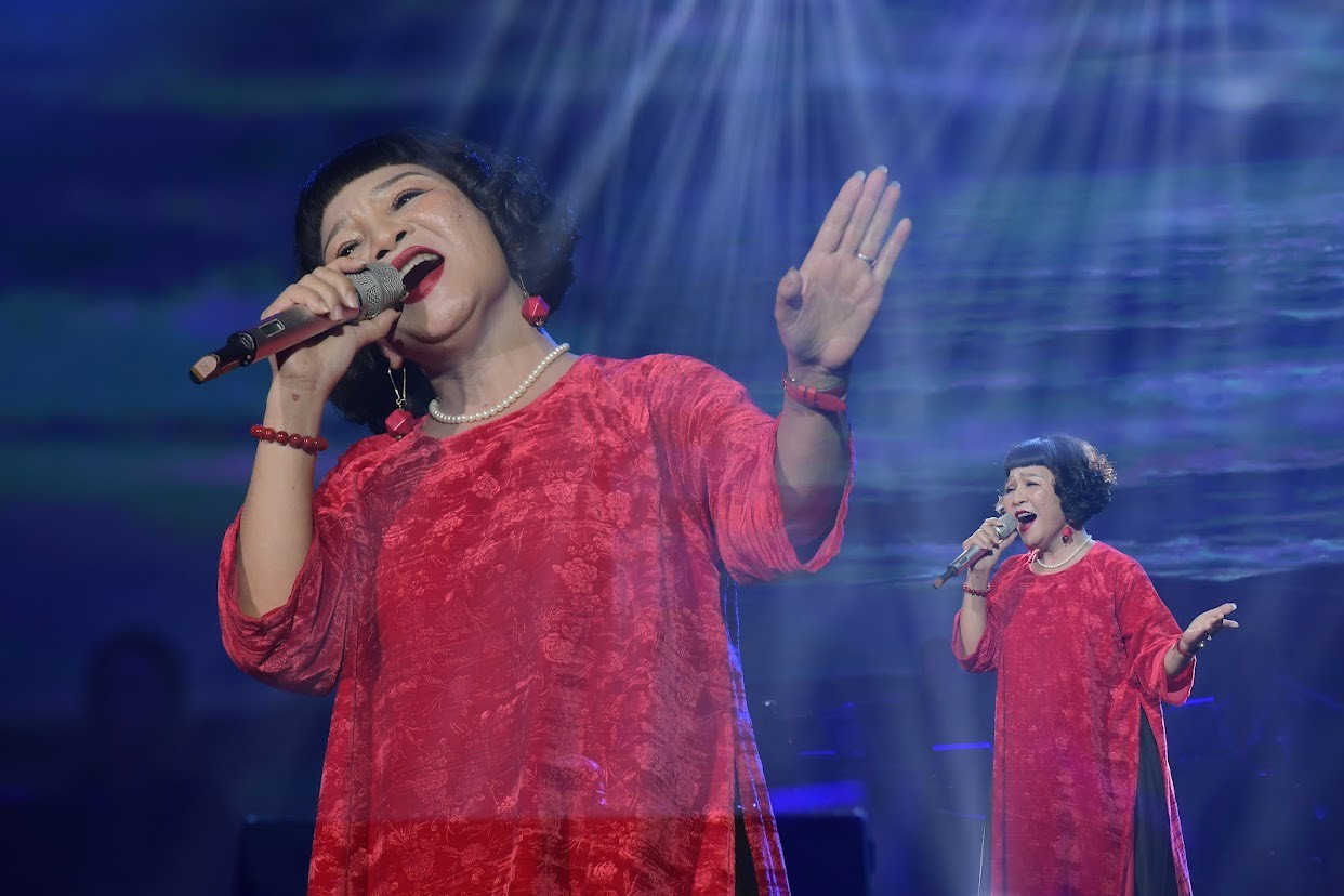 "Nghệ sĩ vùng mỏ" Mai Loan thể hiện Sóng về đâu. "Nghệ sĩ vùng mỏ" Mai Loan thể hiện Sóng về đâu.