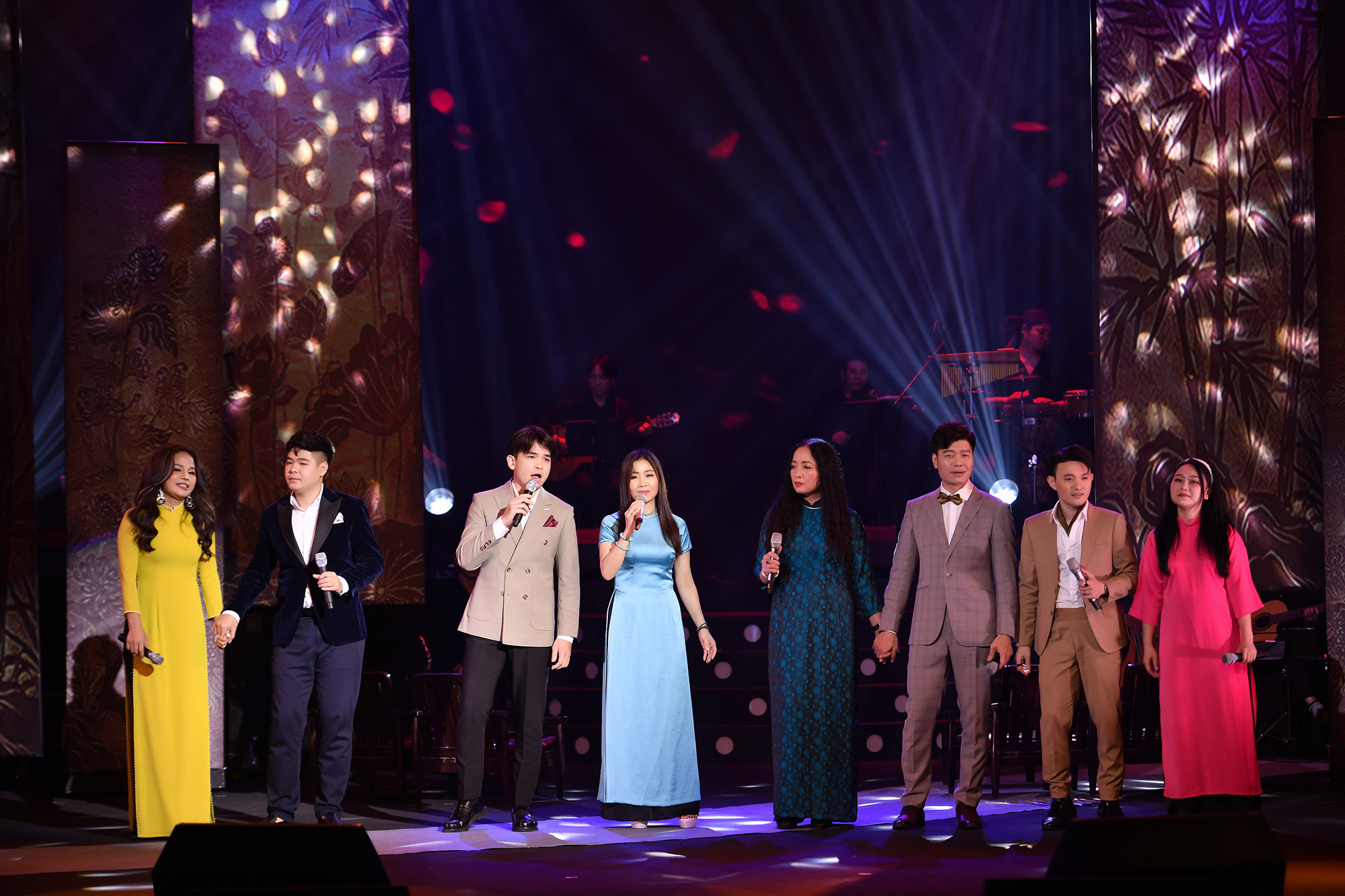 Với họ, "Giấc mơ Trịnh" đã thành hiện thực tại Nhà hát Lớn trong hai đêm kín khán giả... Với họ, "Giấc mơ Trịnh" đã thành hiện thực tại Nhà hát Lớn trong hai đêm kín khán giả...