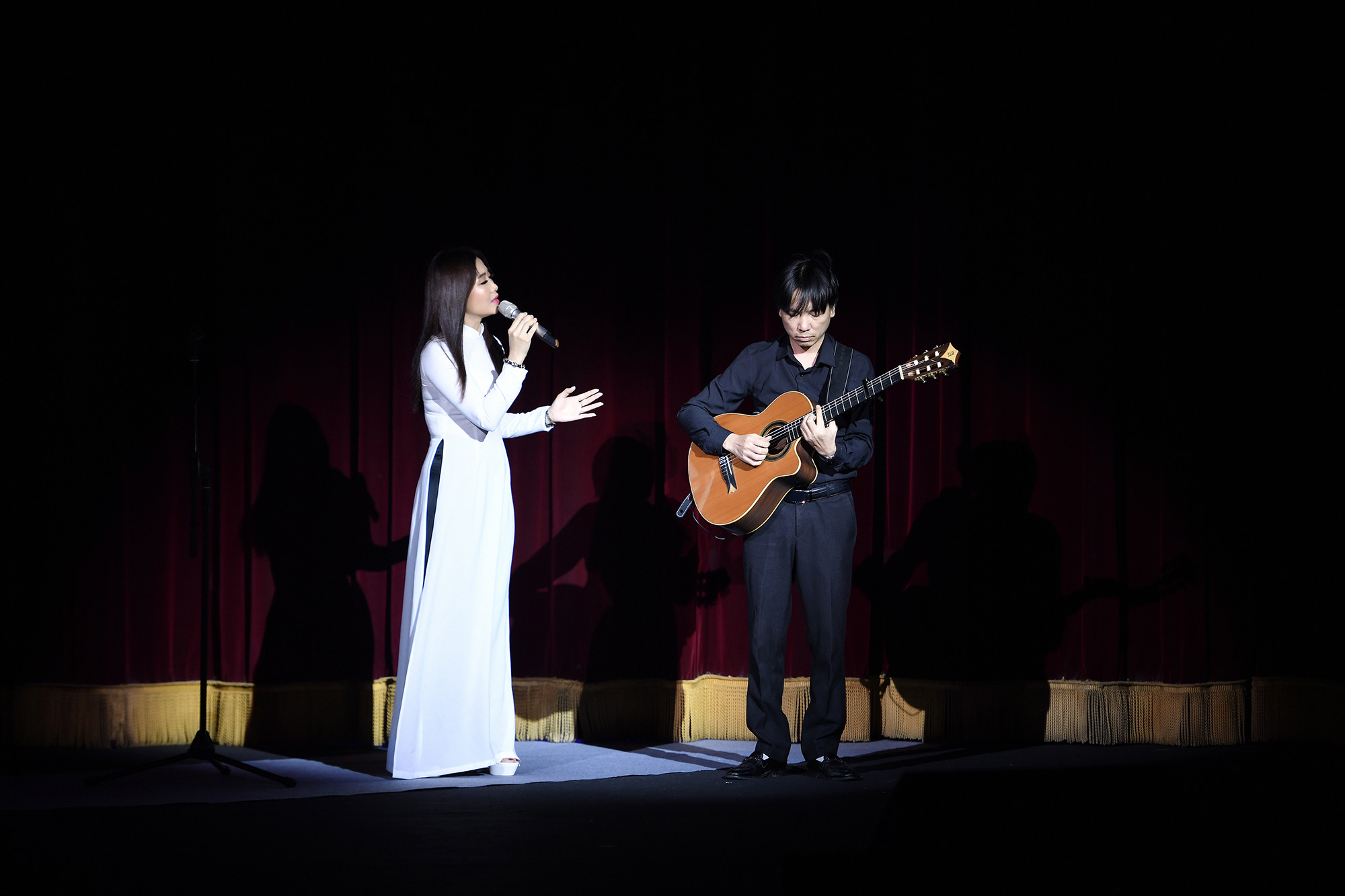 Tiết mục mở màn đưa khán giả trở về thuở ban đầu nghe Trịnh. Ảnh: BTC. Tiết mục mở màn đưa khán giả trở về thuở ban đầu nghe Trịnh. Ảnh: BTC.