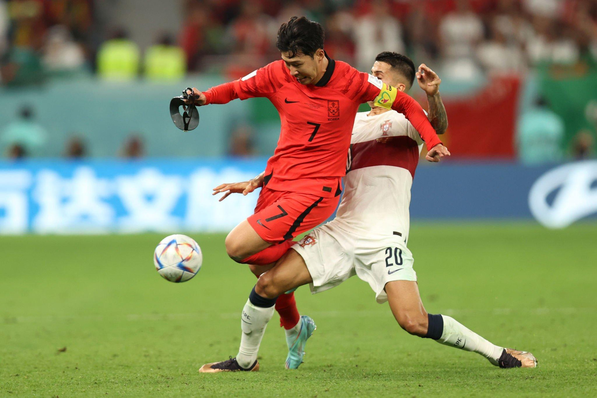 Son Heung-min đã tháo mặt nạ bảo vệ. Son Heung-min đã tháo mặt nạ bảo vệ.