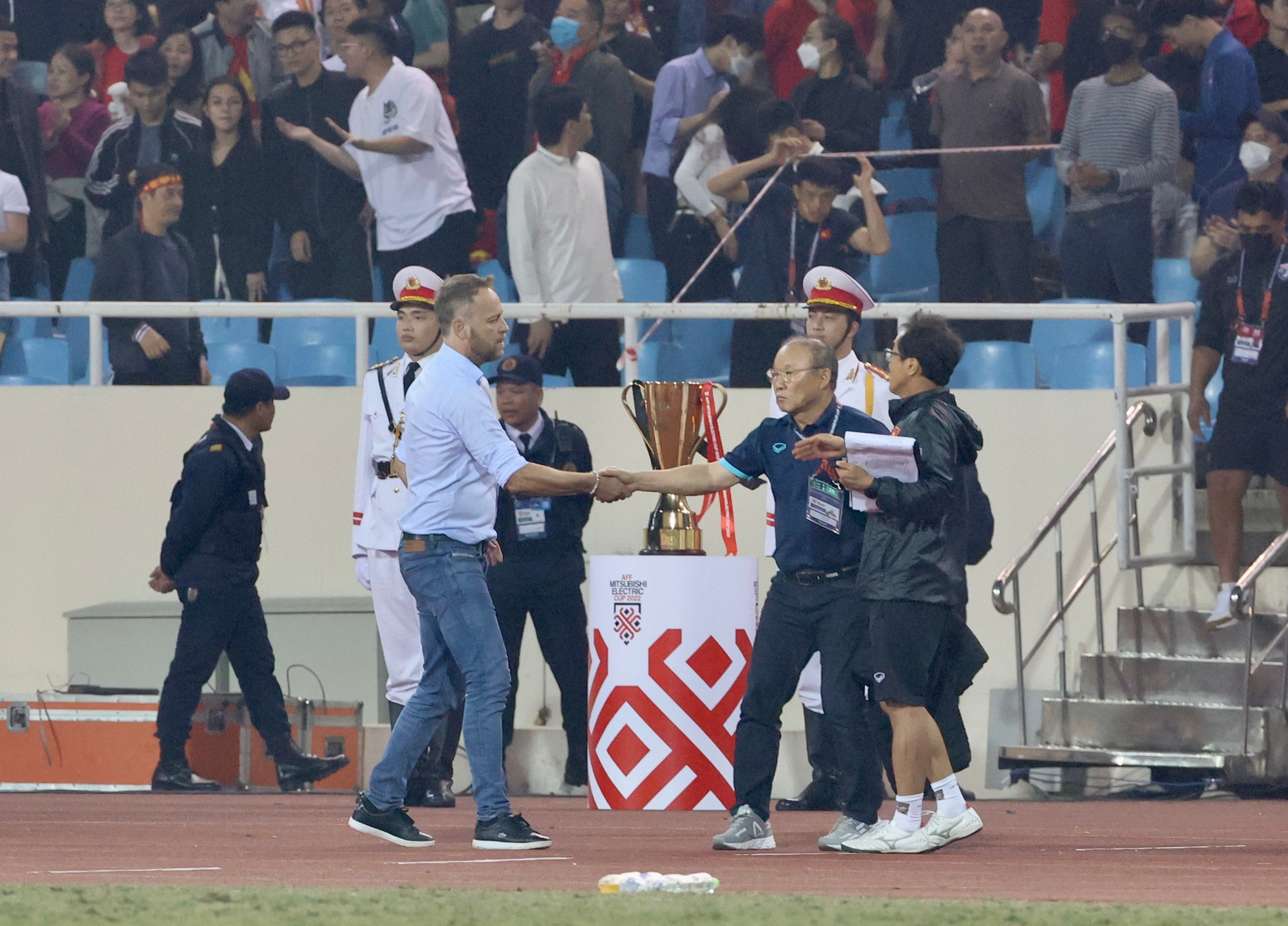 Bàn thắng của Văn Thanh giúp Việt Nam thoát thua trên sân nhà. HLV Park Hang-seo bắt tay ông Polking rồi nhanh chóng cởi thẻ, định đi tìm trọng tài. Tuy nhiên, các trợ lý đã ngăn lại.