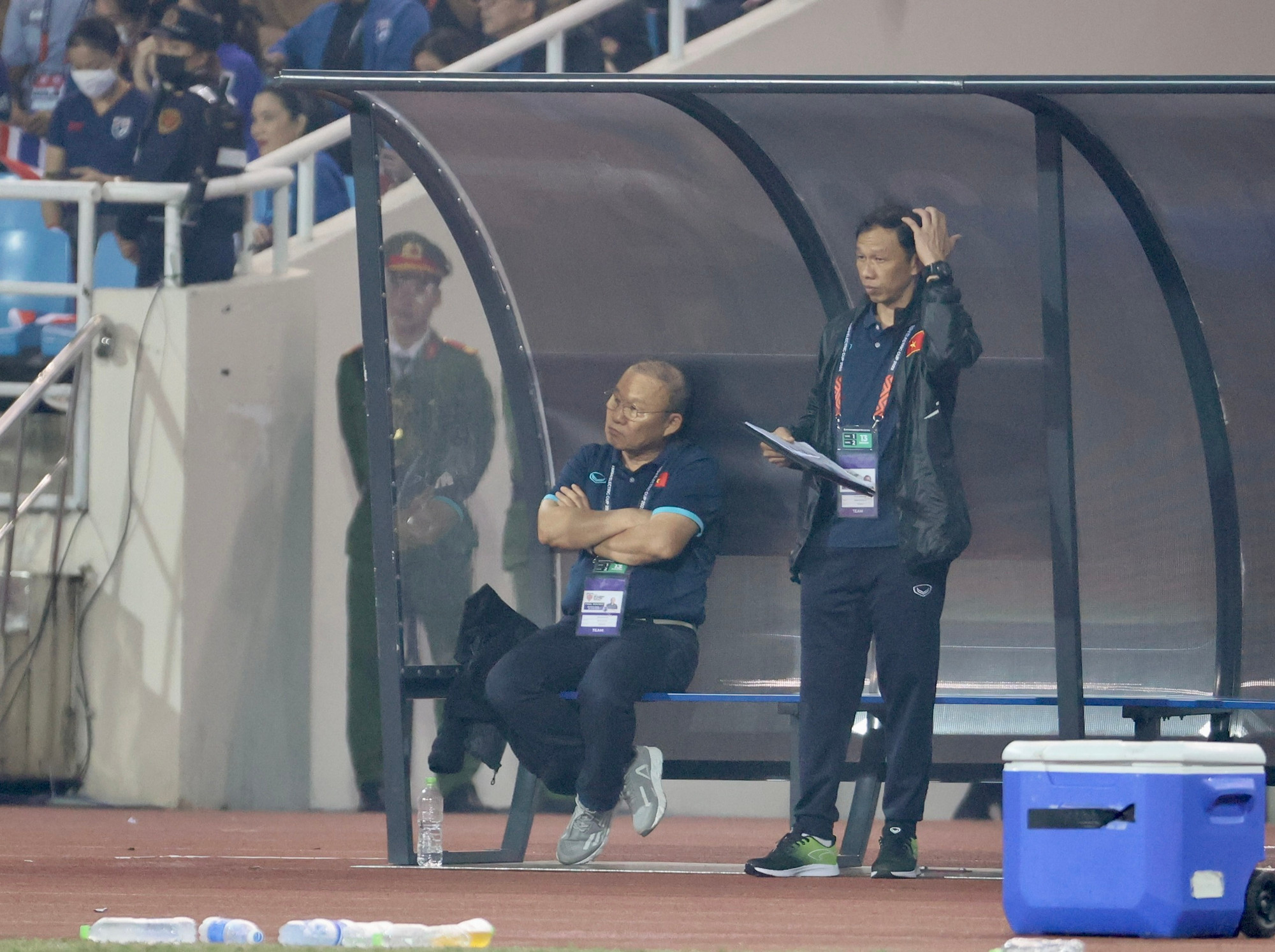 HLV Park Hang-seo ngồi đăm chiêu khi Thái Lan liên tiếp ghi bàn trong giai đoạn đầu hiệp 2.