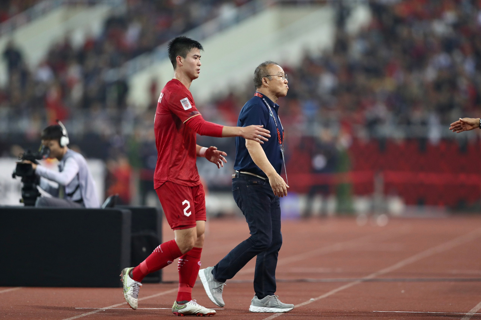 HLV Park Hang-seo tranh cãi với các trọng tài khi cầu thủ Việt Nam bị phạm lỗi. Đây là hình ảnh rất thường thấy của ông và thậm chí, ông từng phải nhận thẻ đỏ vì bảo vệ cầu thủ trong trận chung kết SEA Games 30.