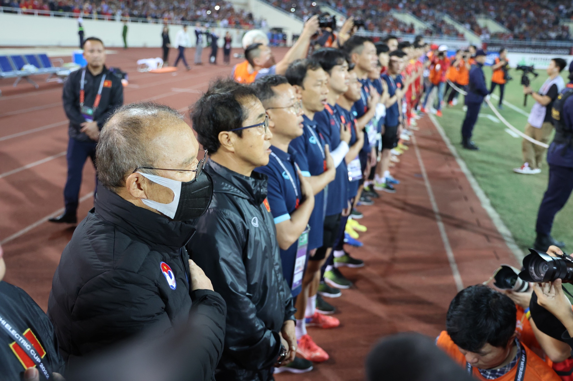 Trong lễ chào cờ, HLV Park Hang-seo đặt tay lên trái tim như một người Việt Nam thực thụ. Ông nhắm nghiền mắt để cảm nhận không khí trên sân Mỹ Đình.