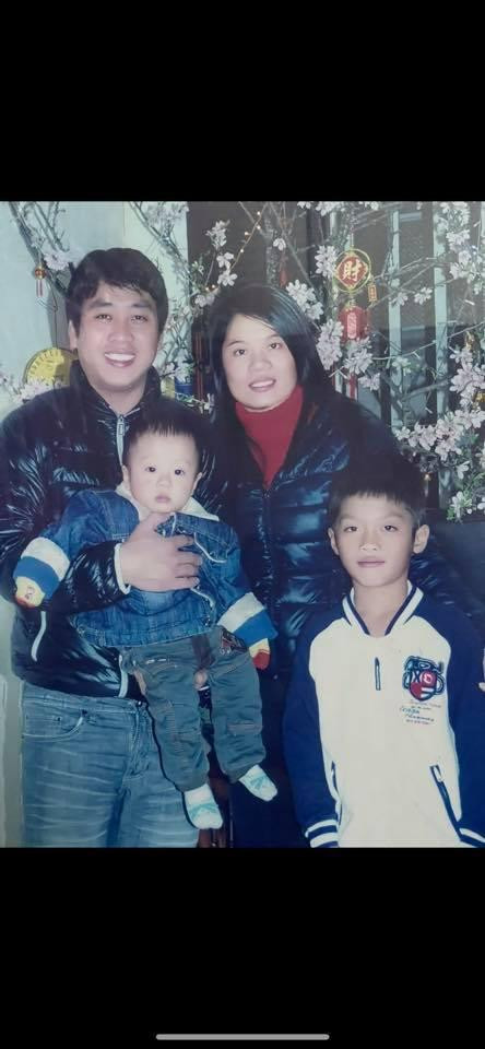 Tiền đạo Quốc Việt thời thơ ấu bên gia đình và các đồng đội. Ảnh: FBNV