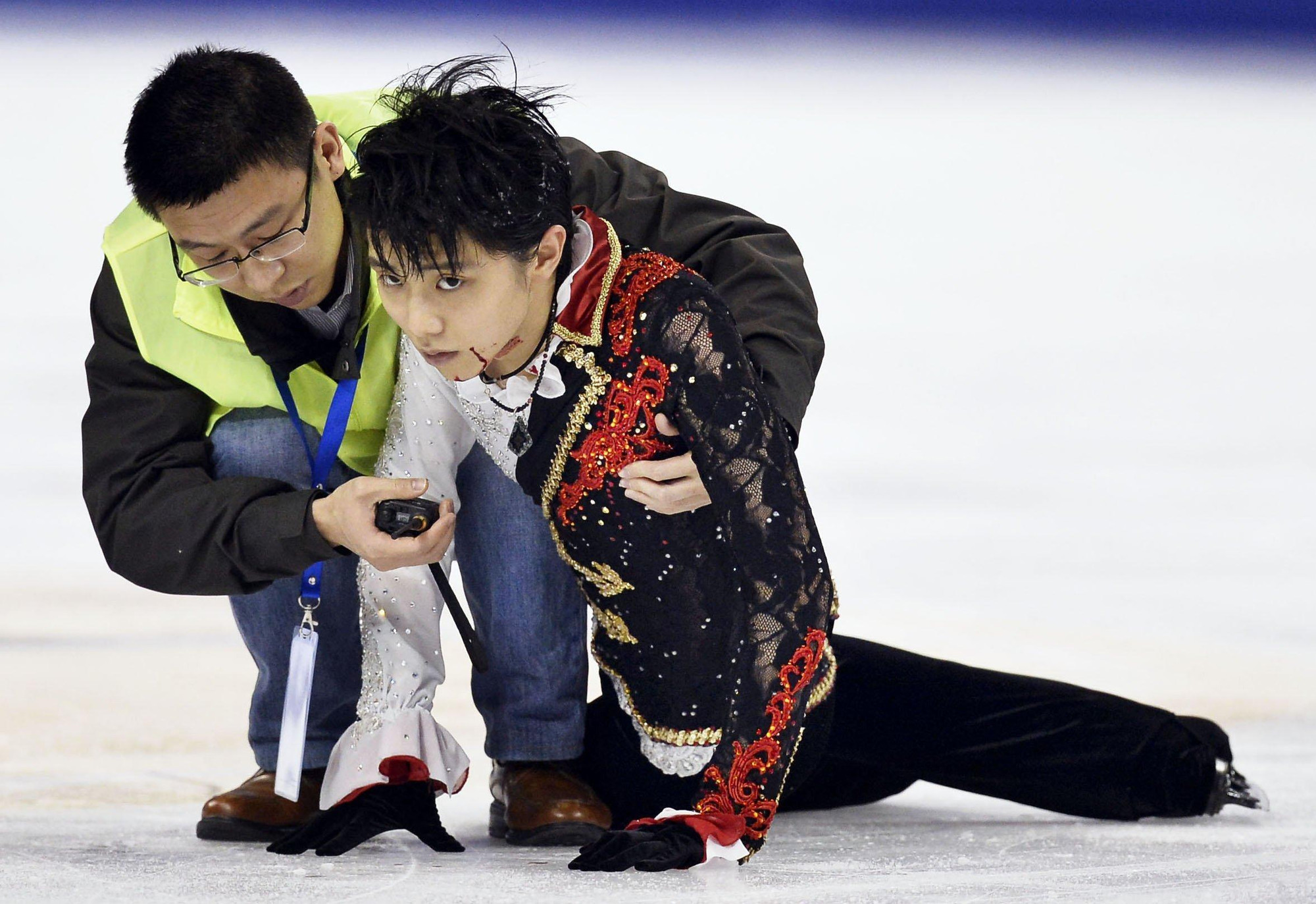 Yuzuru Hanyu trong một lần gặp chấn thương