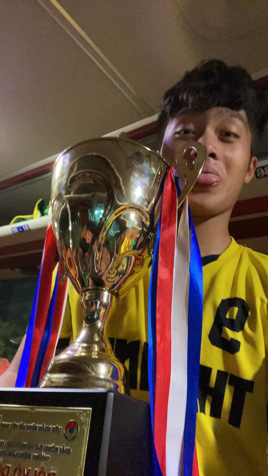 Tiền đạo Quốc Việt thời thơ ấu bên gia đình và các đồng đội. Ảnh: FBNV