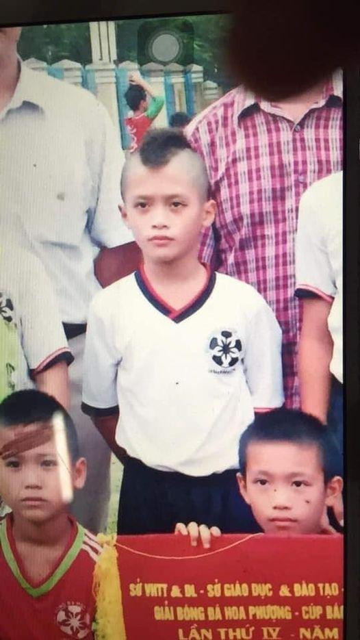 Tiền đạo Quốc Việt thời thơ ấu bên gia đình và các đồng đội. Ảnh: FBNV