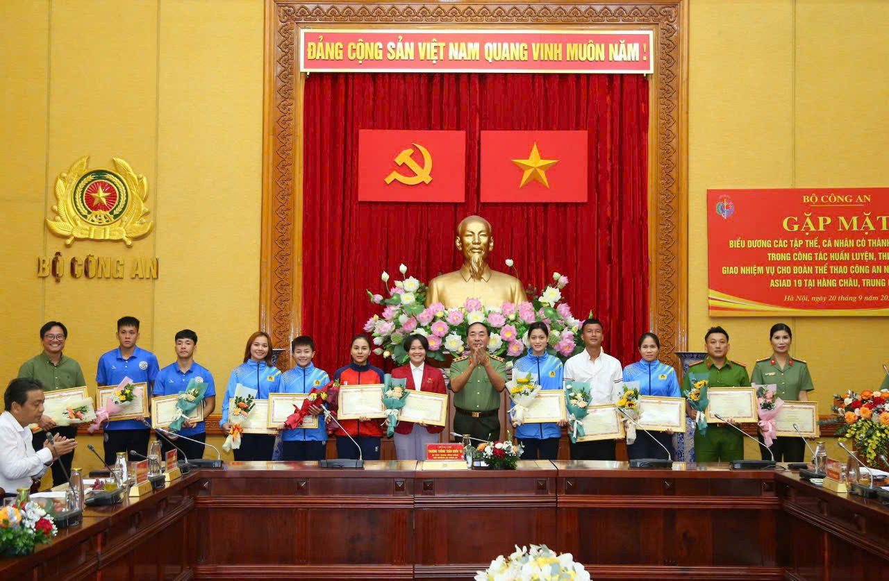 Thu Vinh nhiều lần được vinh danh vì những cống hiến cho thể thao nước nhà.