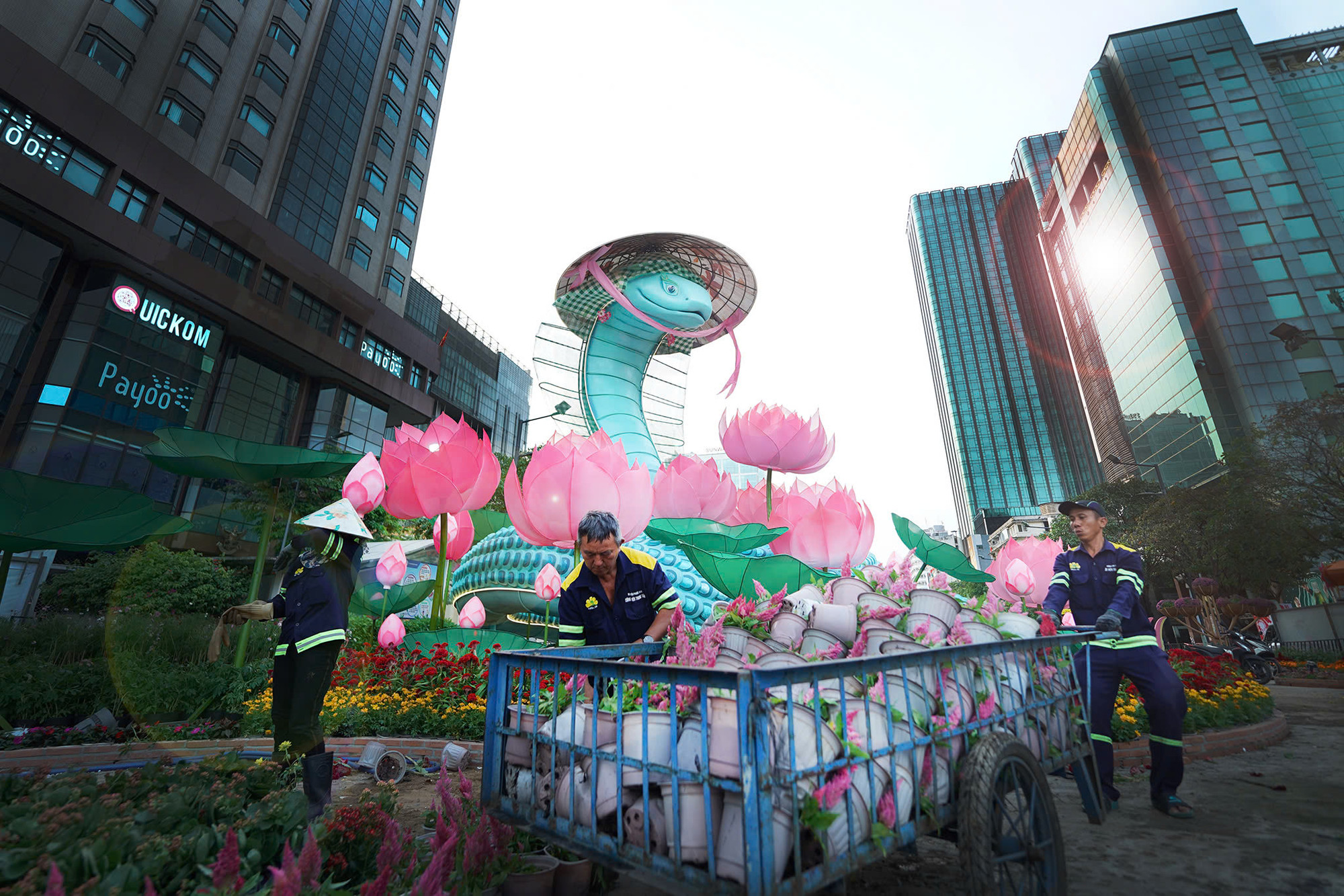 Những người công nhân đang thi công các hạng mục cuối cùng trên Đường hoa