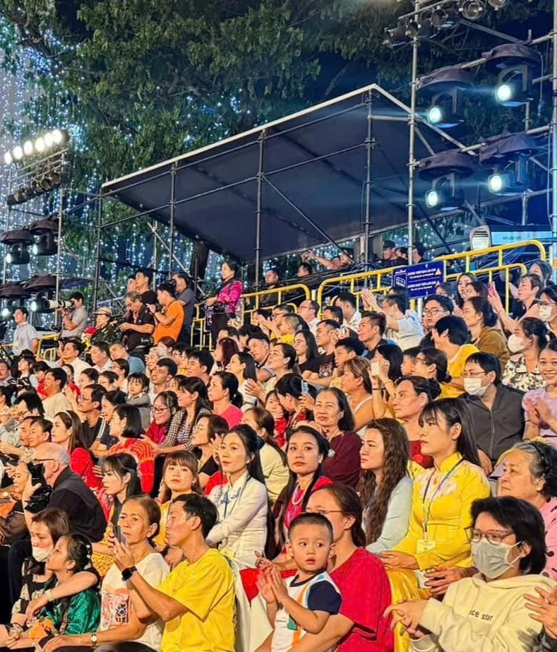 Đông đảo du khách tham dự lễ khai mạc Hội hoa Xuân Tao Đàn