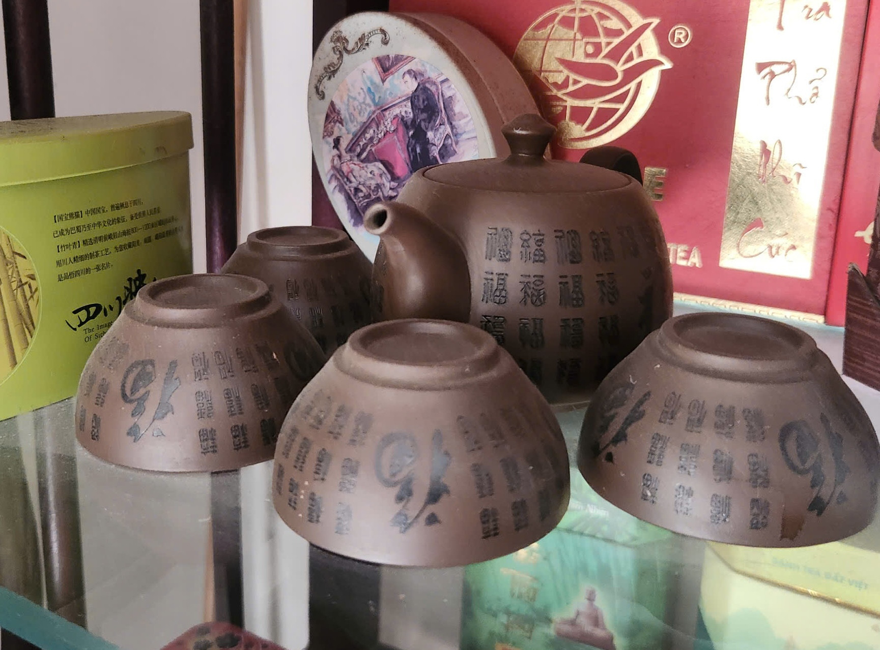 Những dòng chữ đậm triết lý được biên trên bộ pha trà Những dòng chữ đậm triết lý được biên trên bộ pha trà