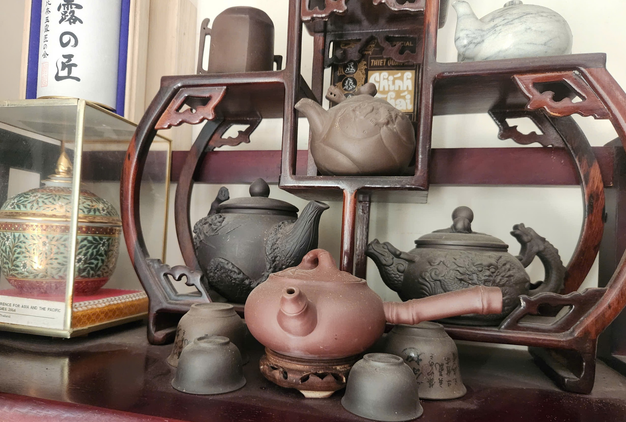 Giá để ấm trà được thiết kế công phu, tinh xảo Giá để ấm trà được thiết kế công phu, tinh xảo