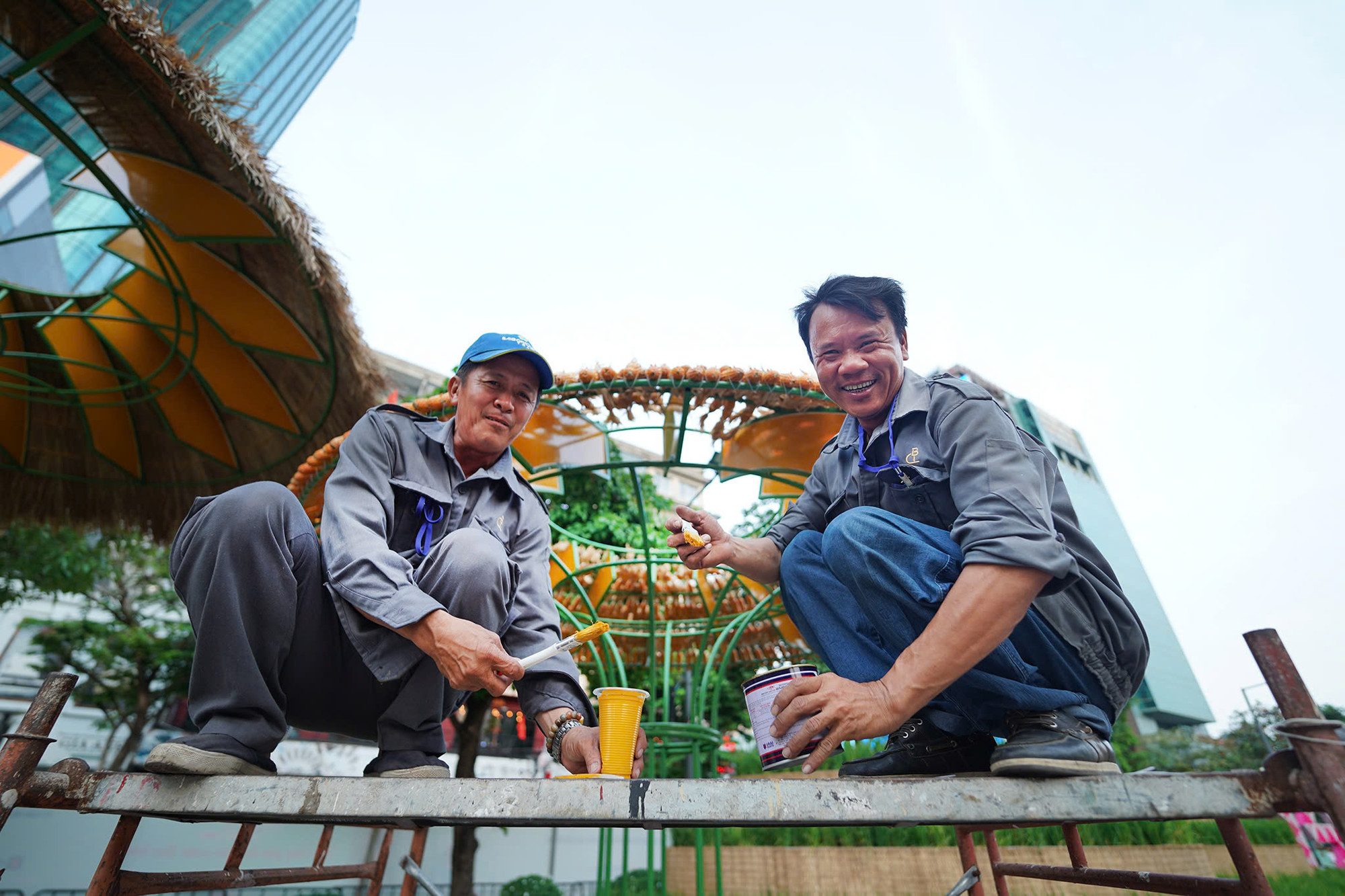 Những người công nhân đang nở nụ cười vui trên Đường hoa