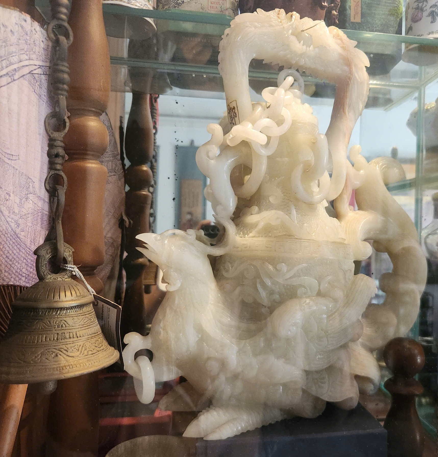 Chiếc ấm trà được các nghệ nhân chế tác bằng đá quý Chiếc ấm trà được các nghệ nhân chế tác bằng đá quý