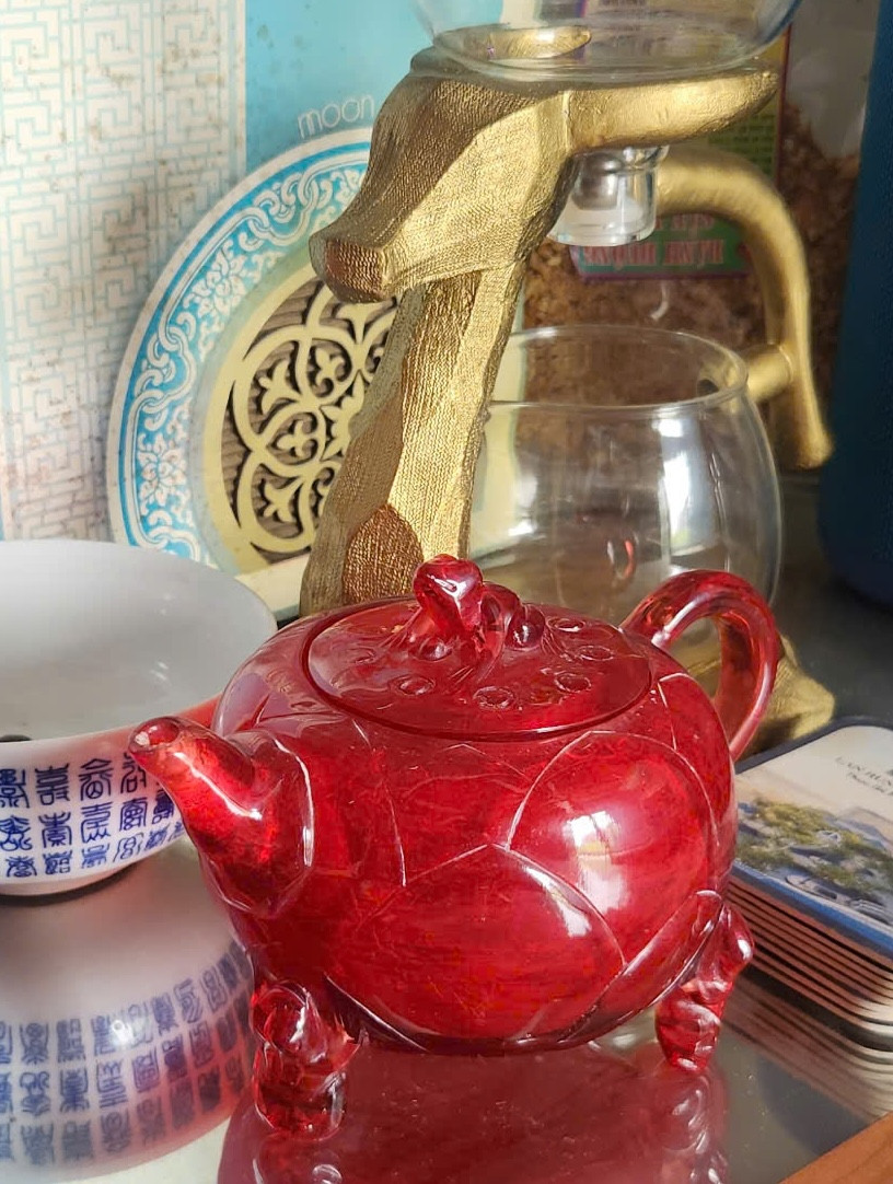 Chiếc ấm có màu long lanh như hồng ngọc Chiếc ấm có màu long lanh như hồng ngọc