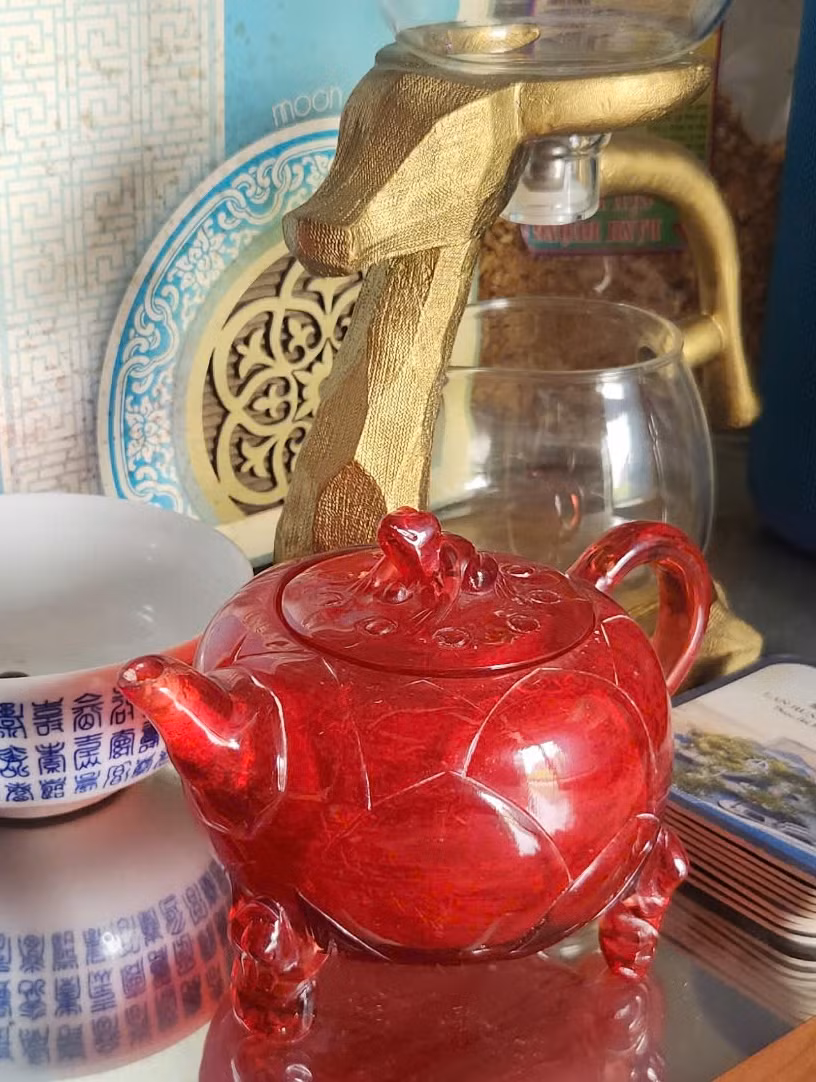 Chiếc ấm có màu long lanh như hồng ngọc