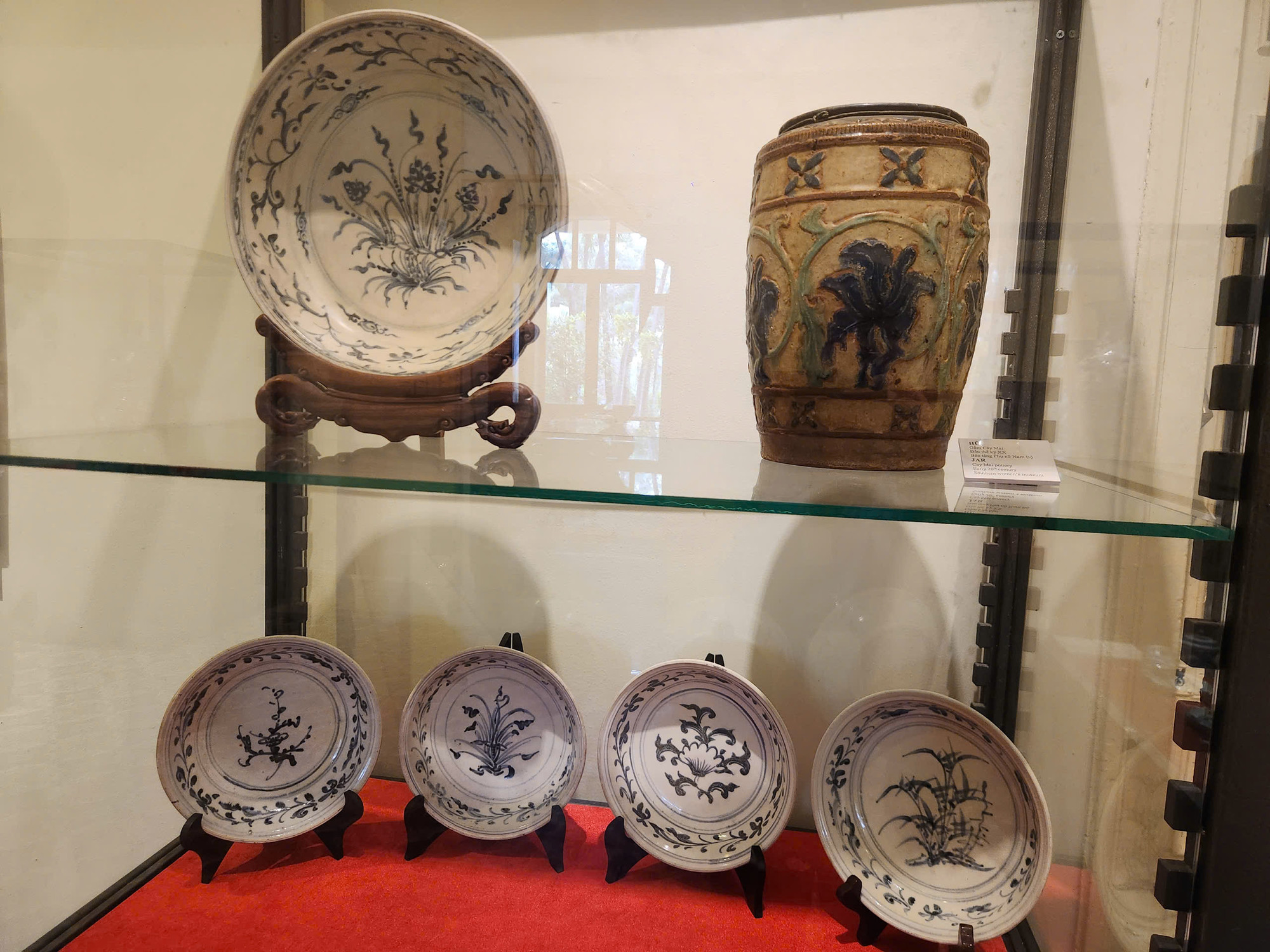 Những chiếc đĩa cổ được vẽ hoạ tiết tinh xảo