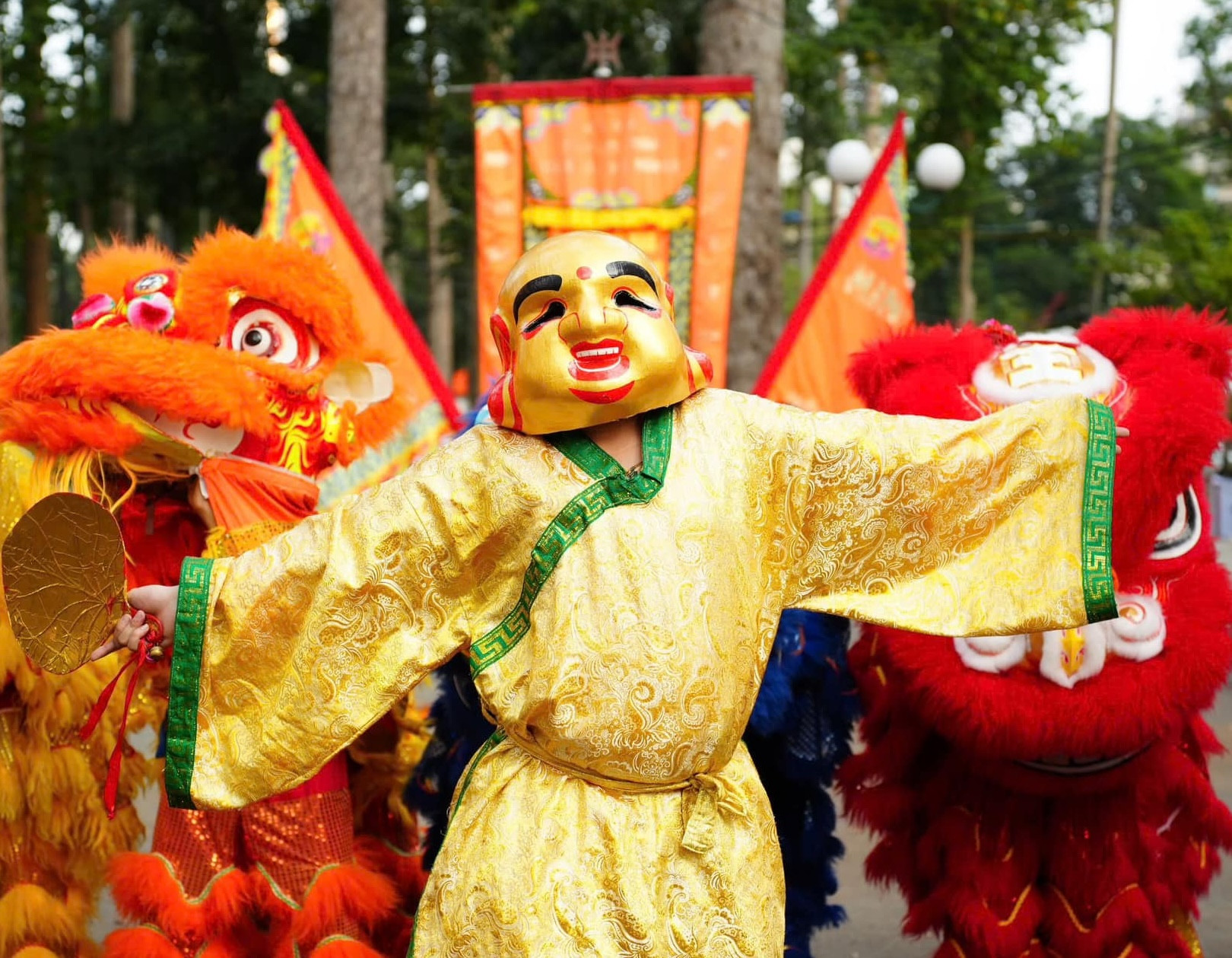 Ông Địa chào mừng du khách tham dự Hội hoa Xuân Tao Đàn