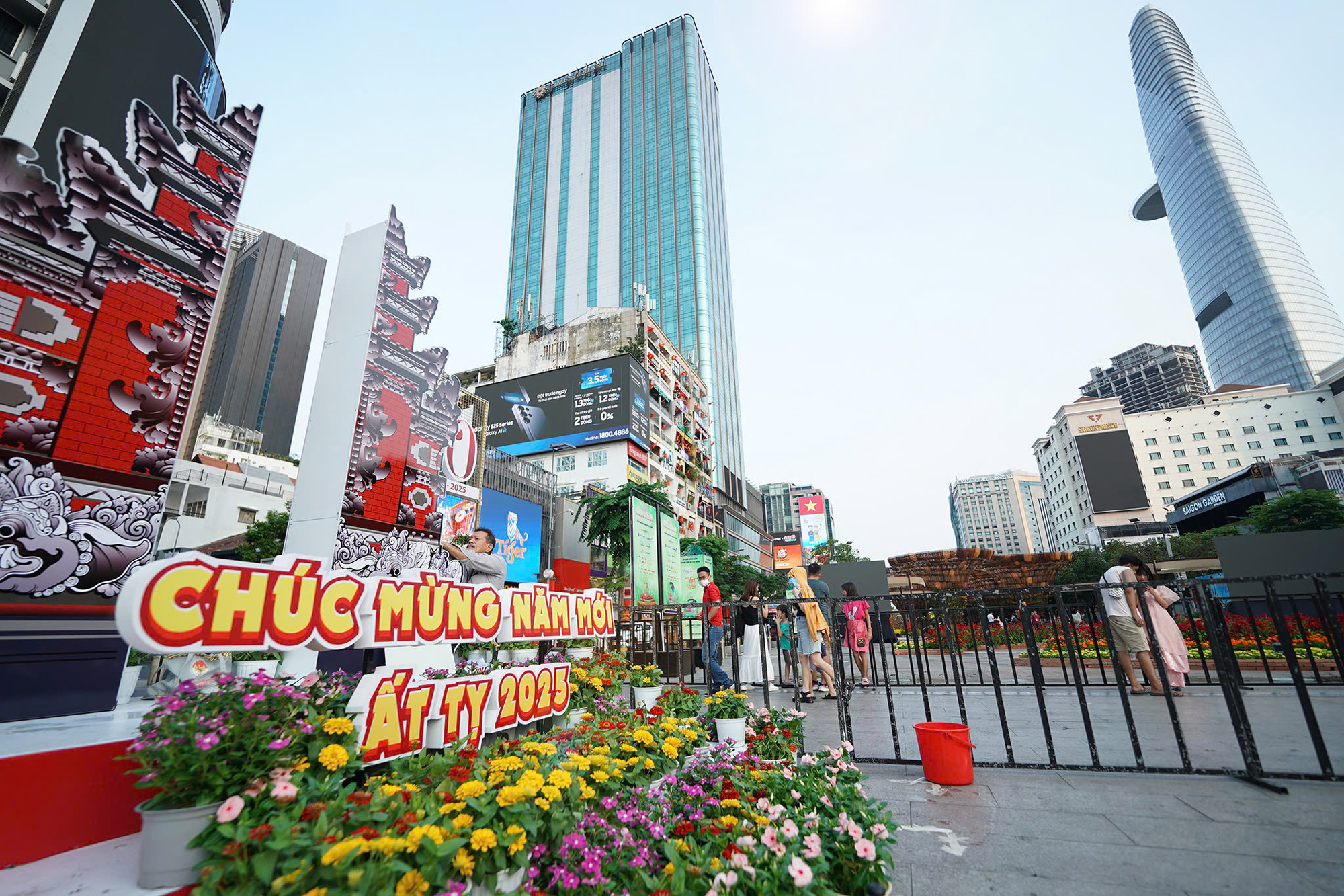 Rào chắn được dựng lên chuẩn bị cho lễ khai mạc Đường hoa