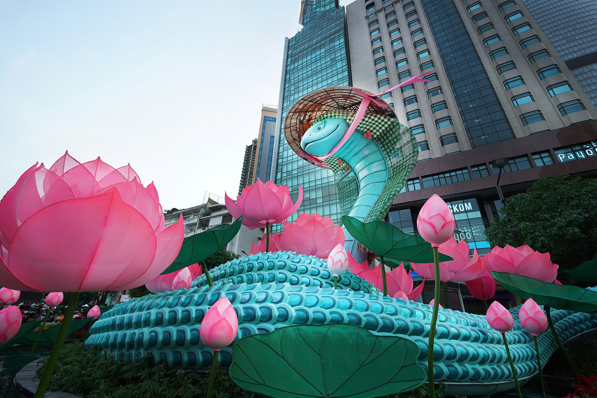 Linh vật Rắn với nón lá và hoa sen