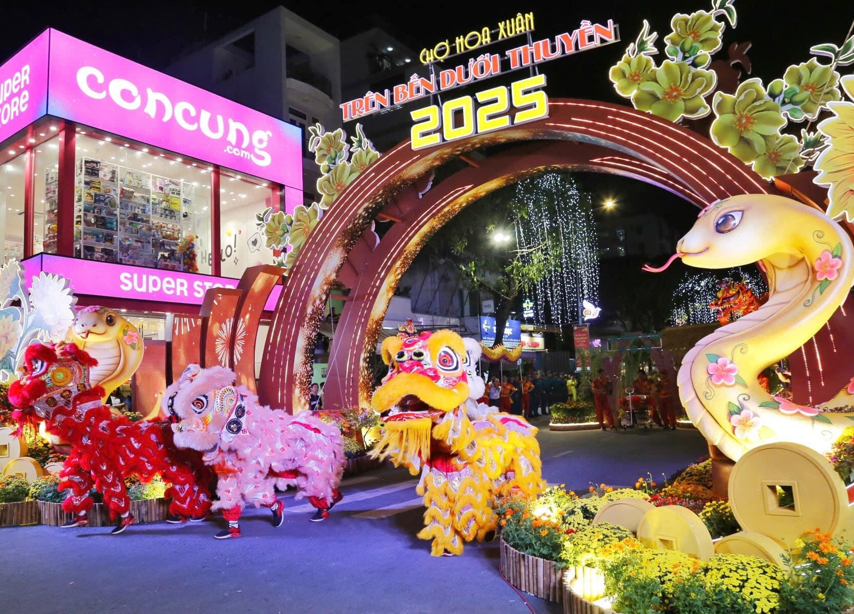 Những con Lân cùng khoe tài với Linh vật Rắn