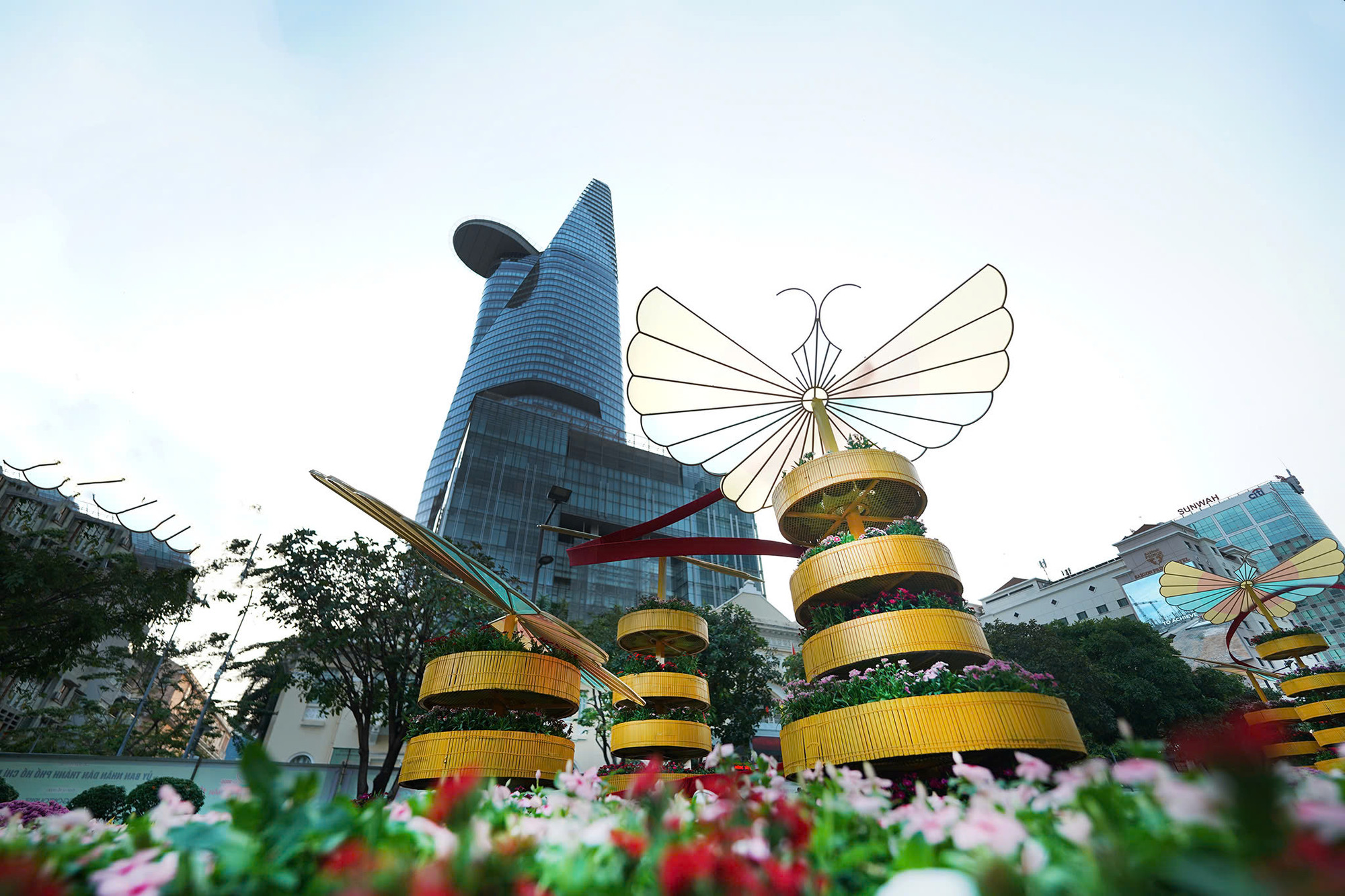 Tháp hoa tung cánh bay