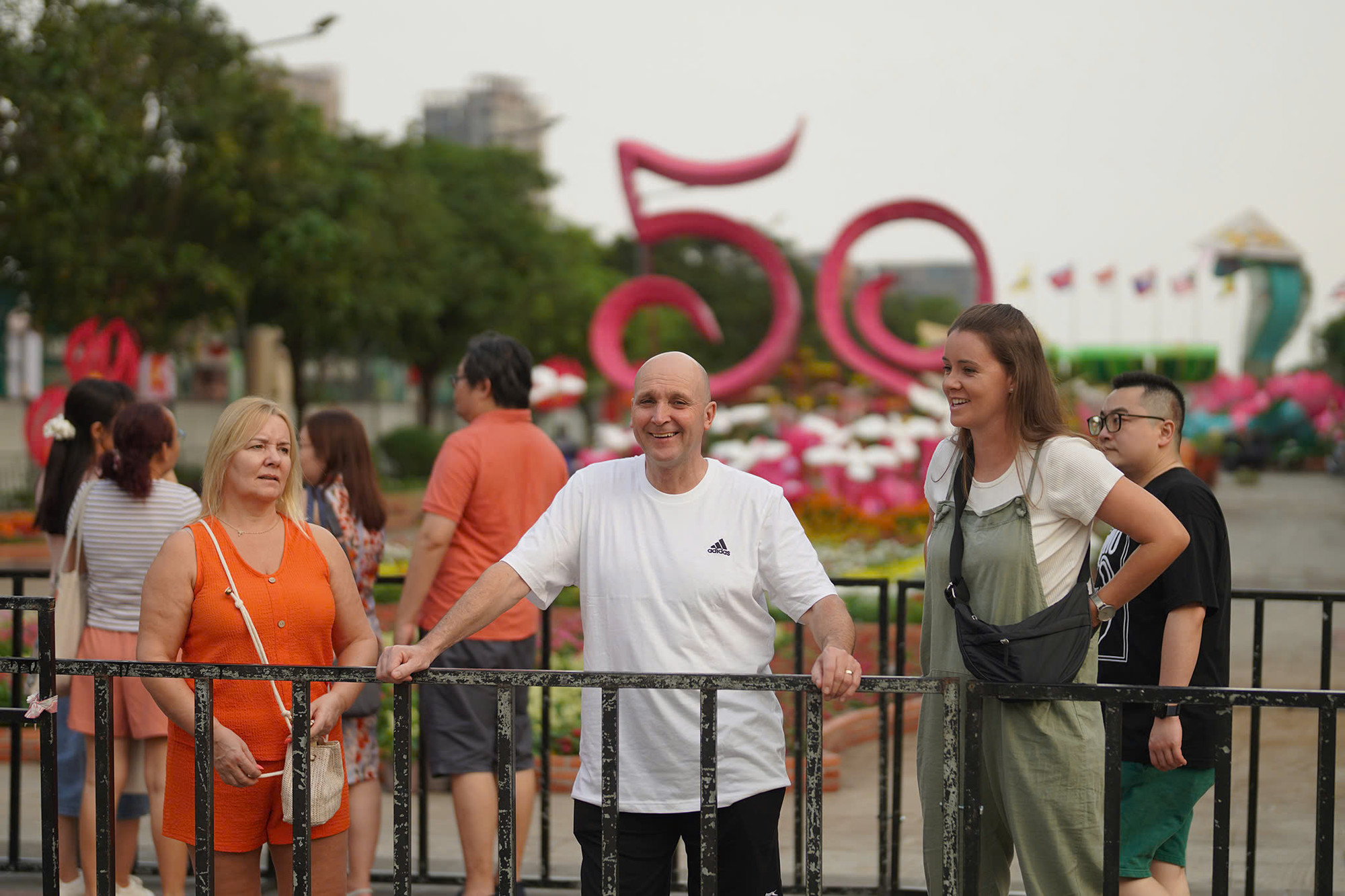 Một vài du khách tranh thủ ngắm sớm Đường hoa.