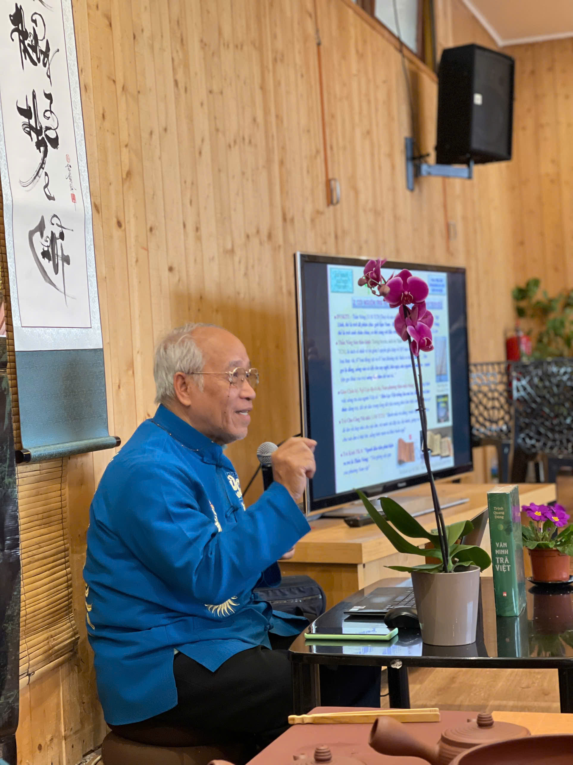 Ông Trịnh Quang Dũng đang giới thiệu về trà Việt Ông Trịnh Quang Dũng đang giới thiệu về trà Việt