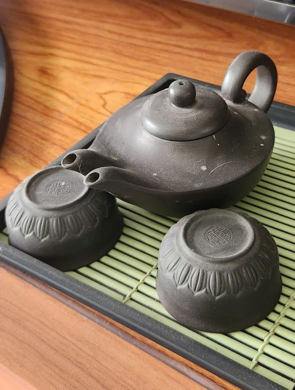 Ấm trà cổ có 2 vòi rót nước Ấm trà cổ có 2 vòi rót nước