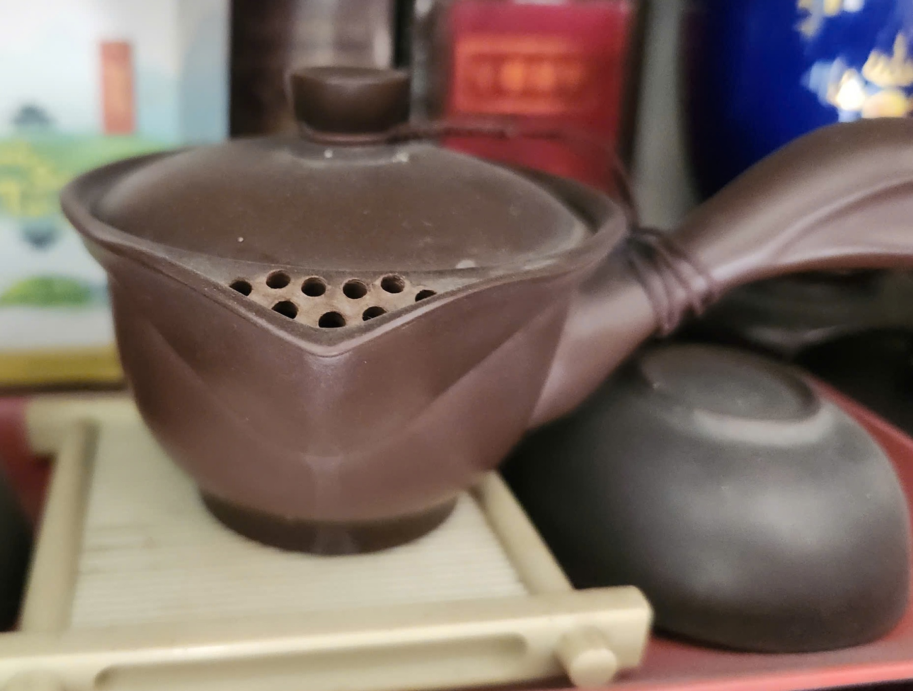 Chiếc ấm và ly uống trà bằng đât nung đơn giản Chiếc ấm và ly uống trà bằng đât nung đơn giản