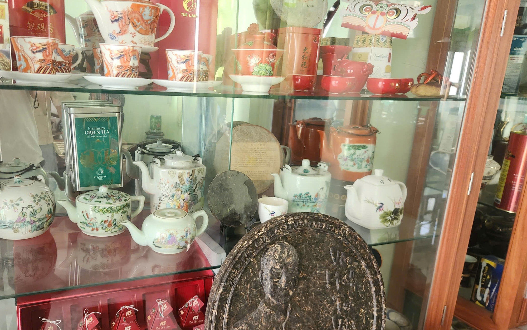 Những chiếc ấm trà nhiều kiểu dáng và hoa văn Những chiếc ấm trà nhiều kiểu dáng và hoa văn