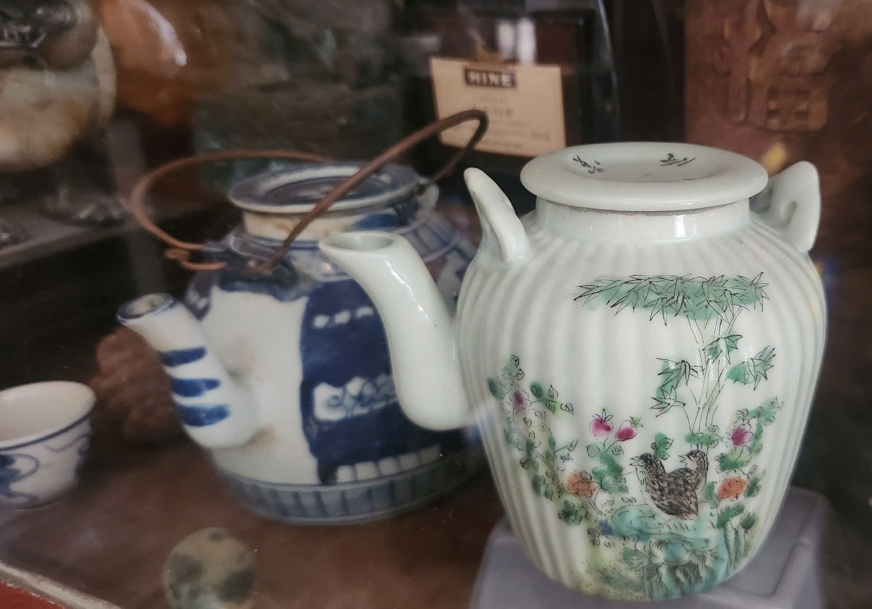 2 chiếc ấm tráng men với kiểu dáng khác nhau 2 chiếc ấm tráng men với kiểu dáng khác nhau