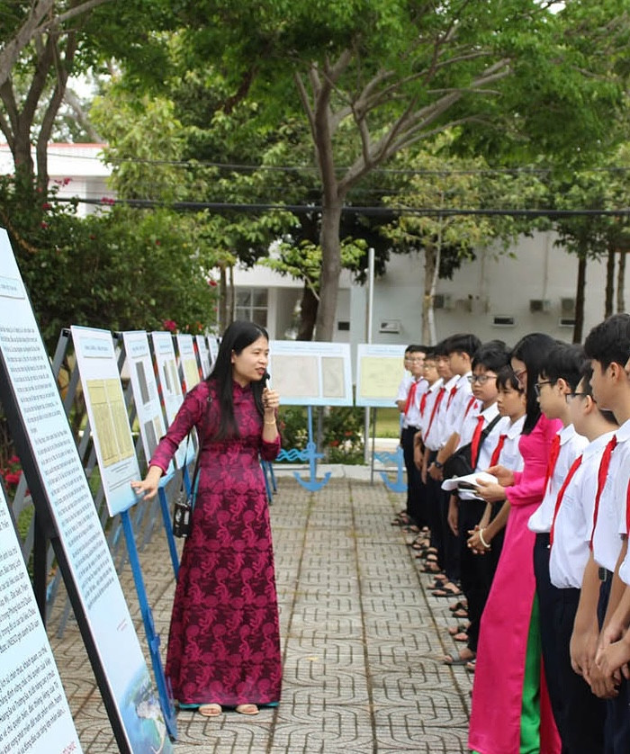 Các cháu thiếu niên xem triển lãm