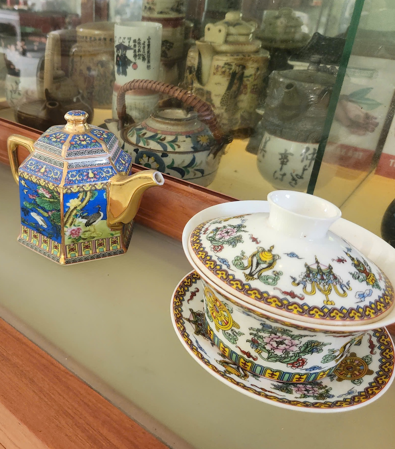 Chiếc ấm và ly uống trà đầy hoạ tiết hoa văn Chiếc ấm và ly uống trà đầy hoạ tiết hoa văn