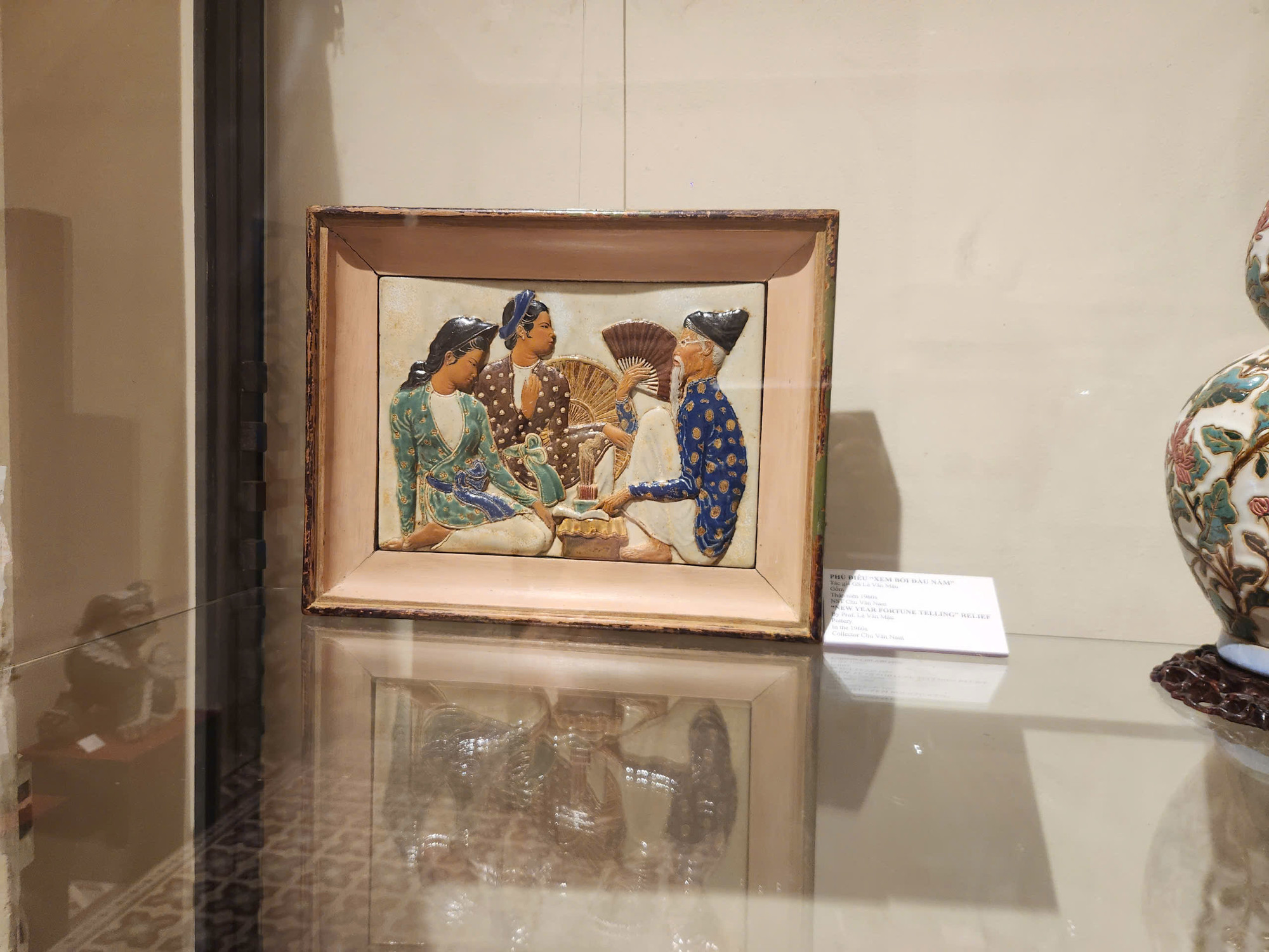 Tranh đất nung "Coi bói ngày Xuân"