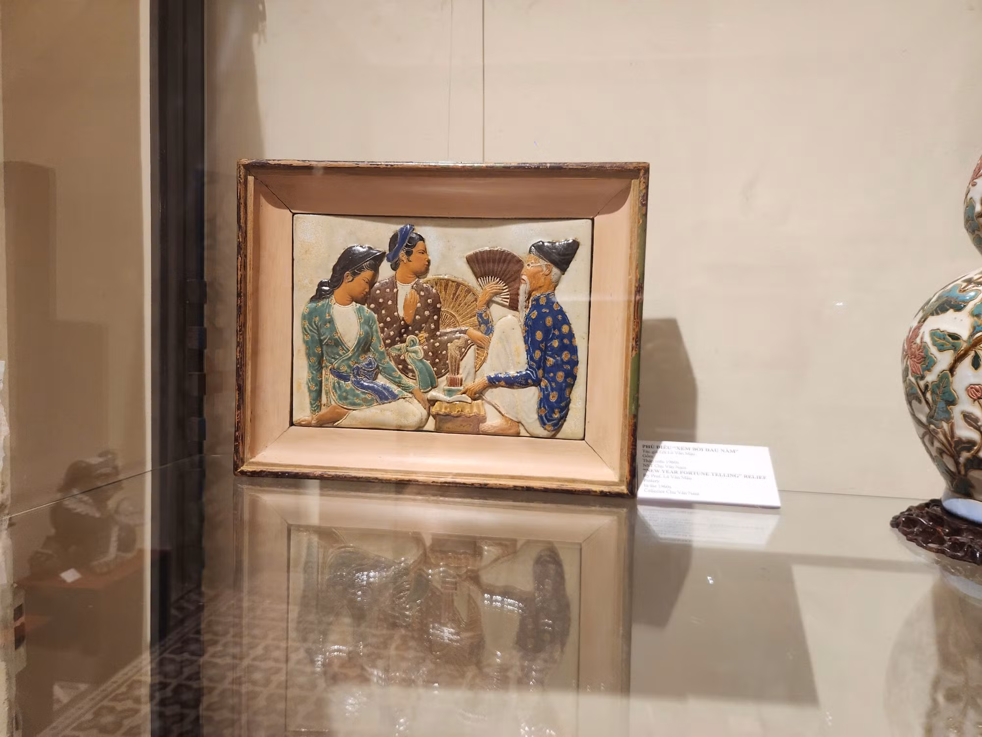 Tranh đất nung "Coi bói ngày Xuân"