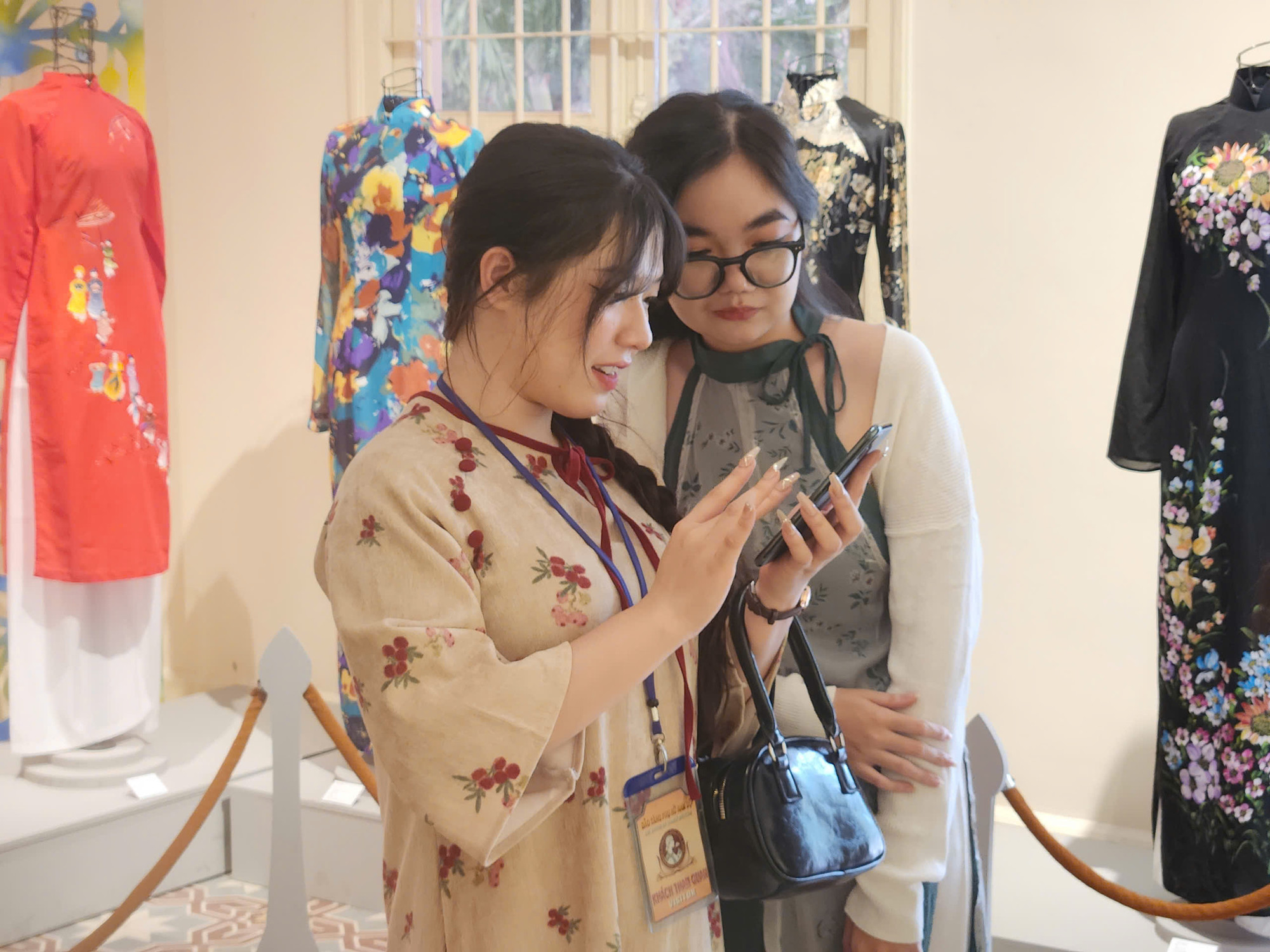 Các bạn trẻ đang tìm hiểu tại triển lãm