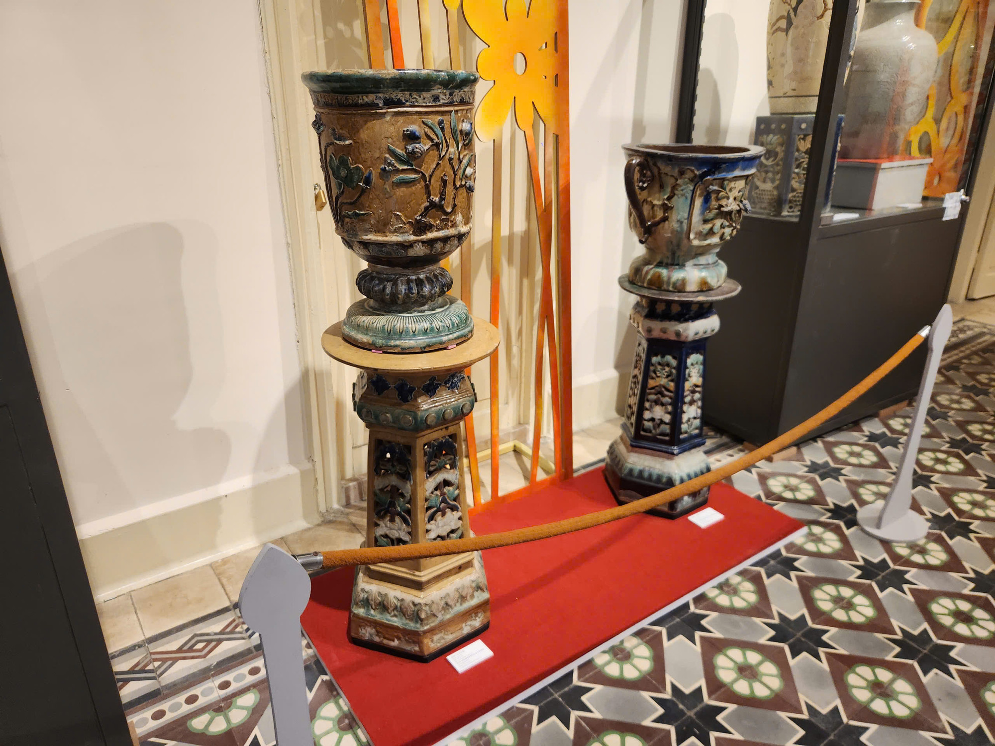 Chậu hoa bằng sứ được trang trí cầu kỳ