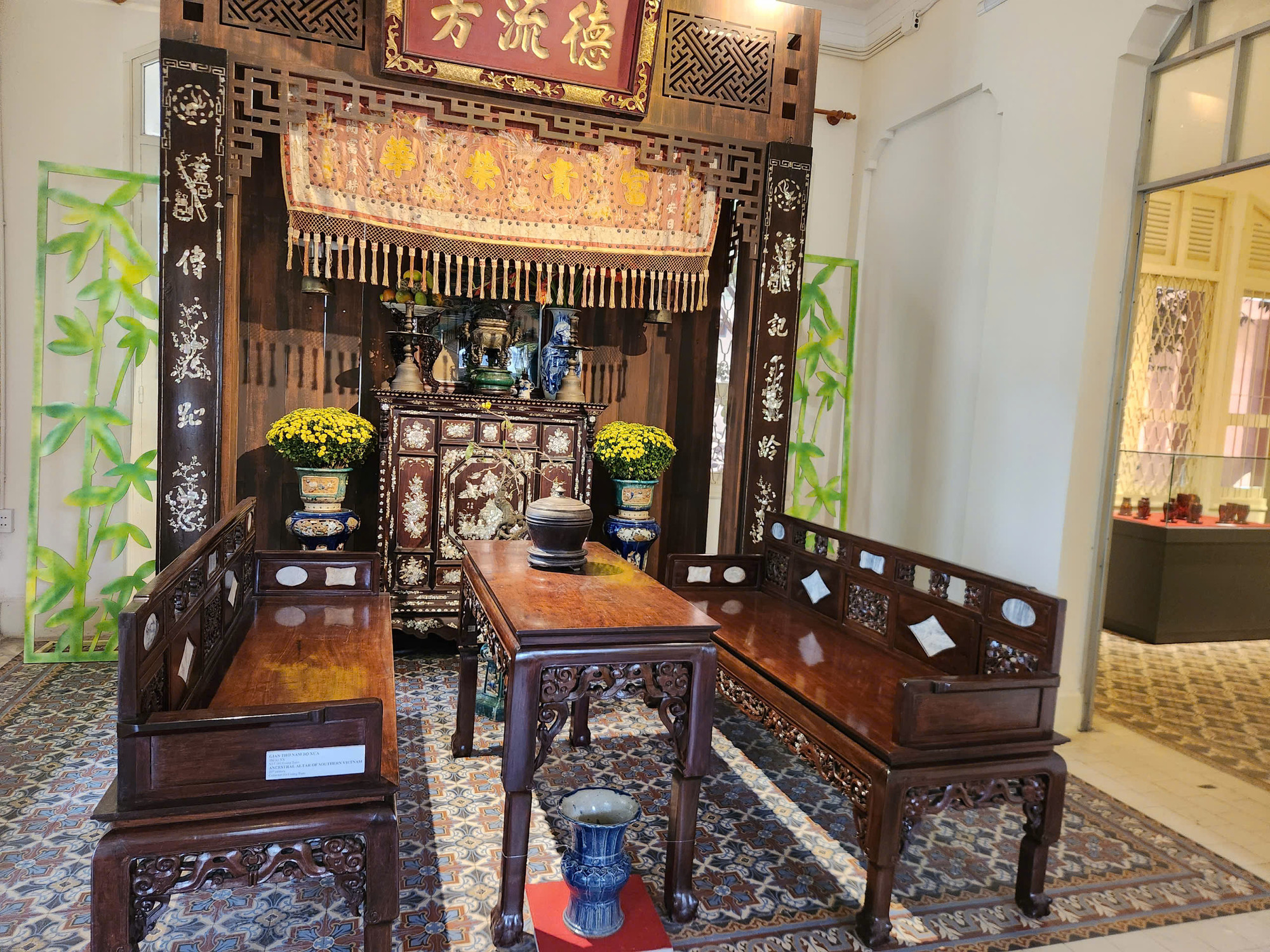 Không gian bộ tràng kỷ và bàn thờ ngày Tết của người Nam bộ