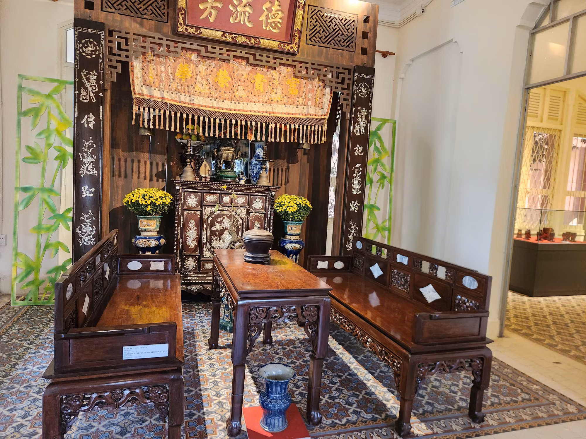 Không gian bộ tràng kỷ và bàn thờ ngày Tết của người Nam bộ