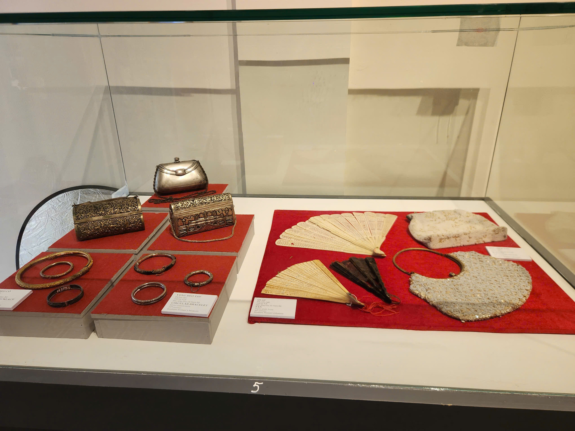 Quạt, túi xách, vòng tay của người phụ nữ xưa