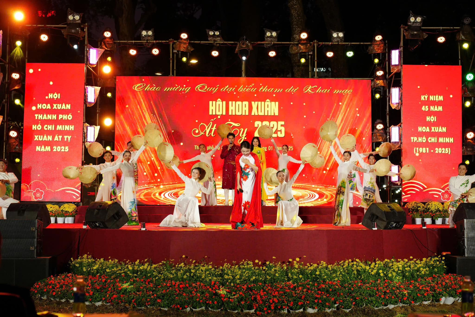 Chương trình ca nhạc chào mừng Hội hoa Xuân